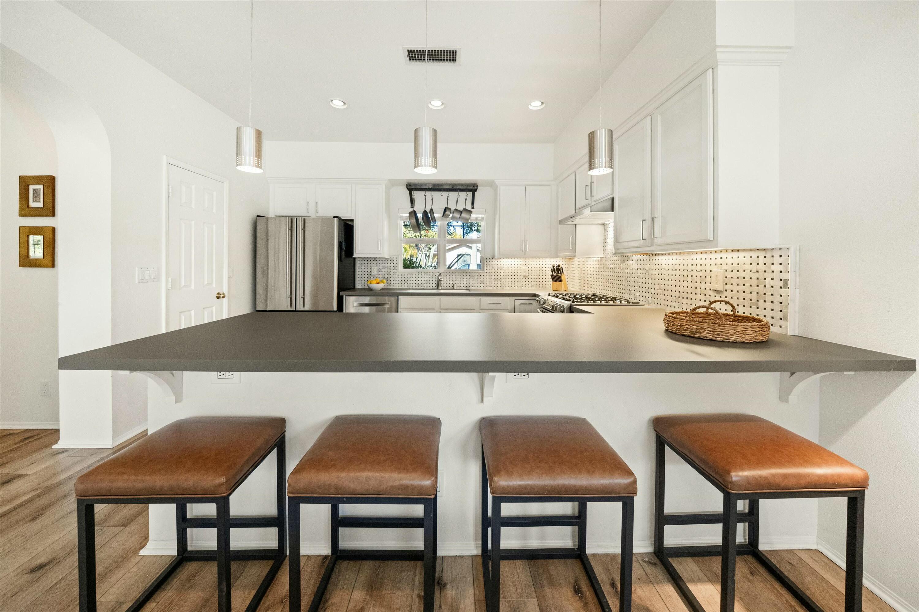 Santa Barbara, California 93101, United States, 2 Bedrooms Bedrooms, ,3 BathroomsBathrooms,Residential,Pending,105596