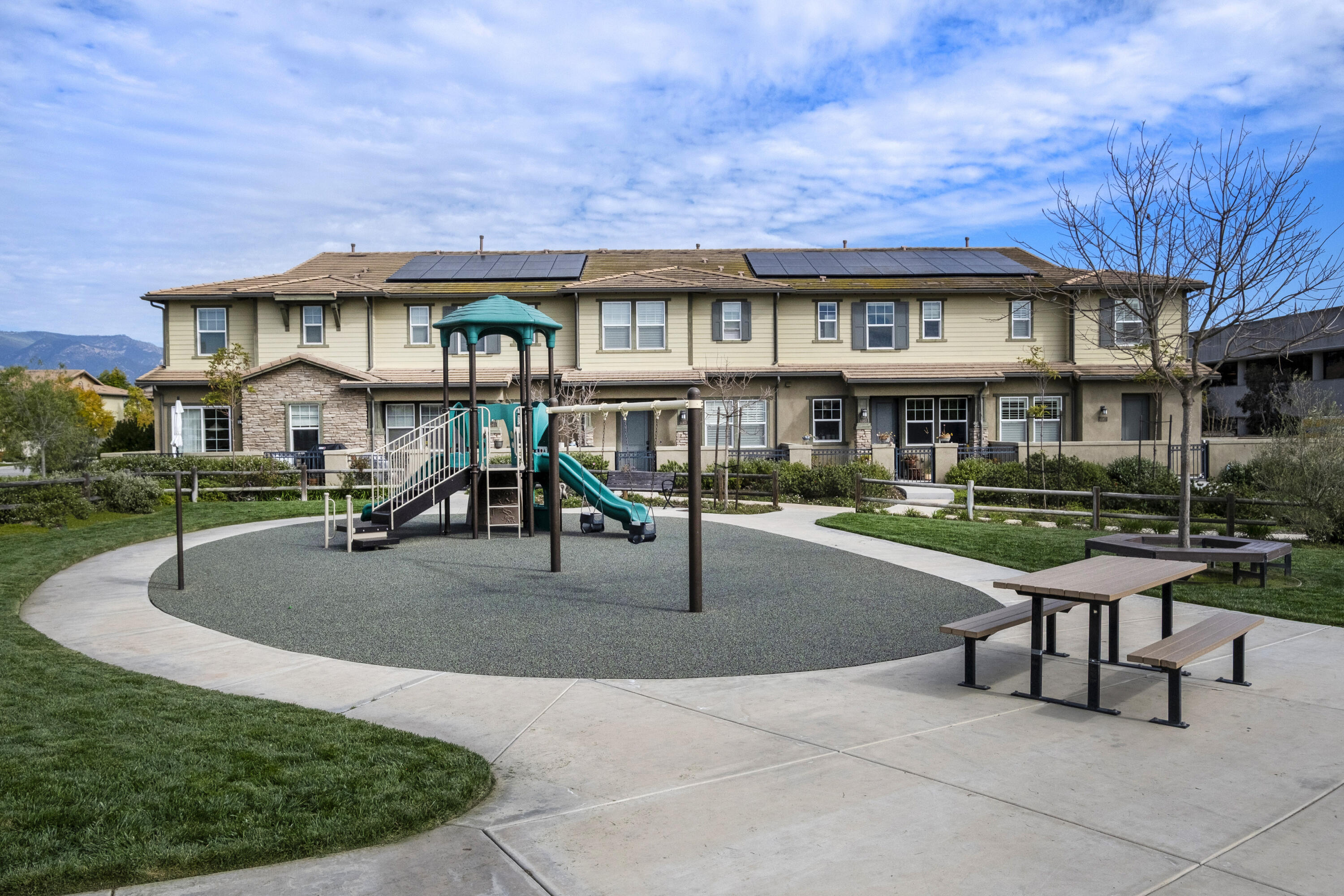 Goleta, California 93117, United States, 4 Bedrooms Bedrooms, ,3 BathroomsBathrooms,Residential,Pending,82344