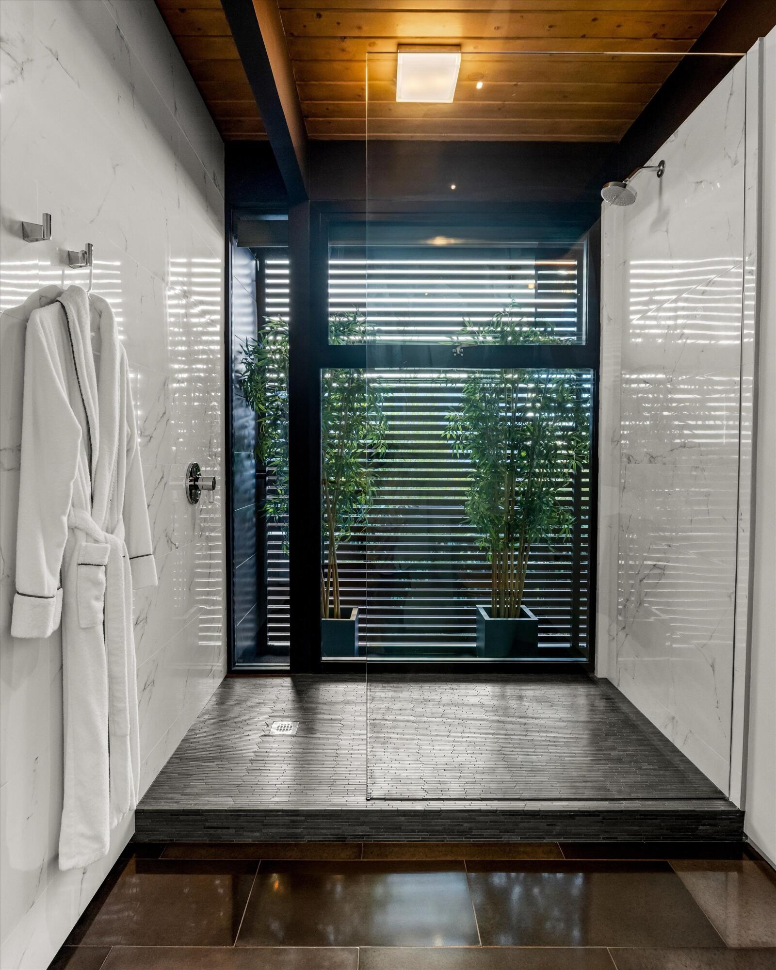 Santa Barbara, California 93103, United States, 3 Bedrooms Bedrooms, ,4 BathroomsBathrooms,Residential,Active,82162