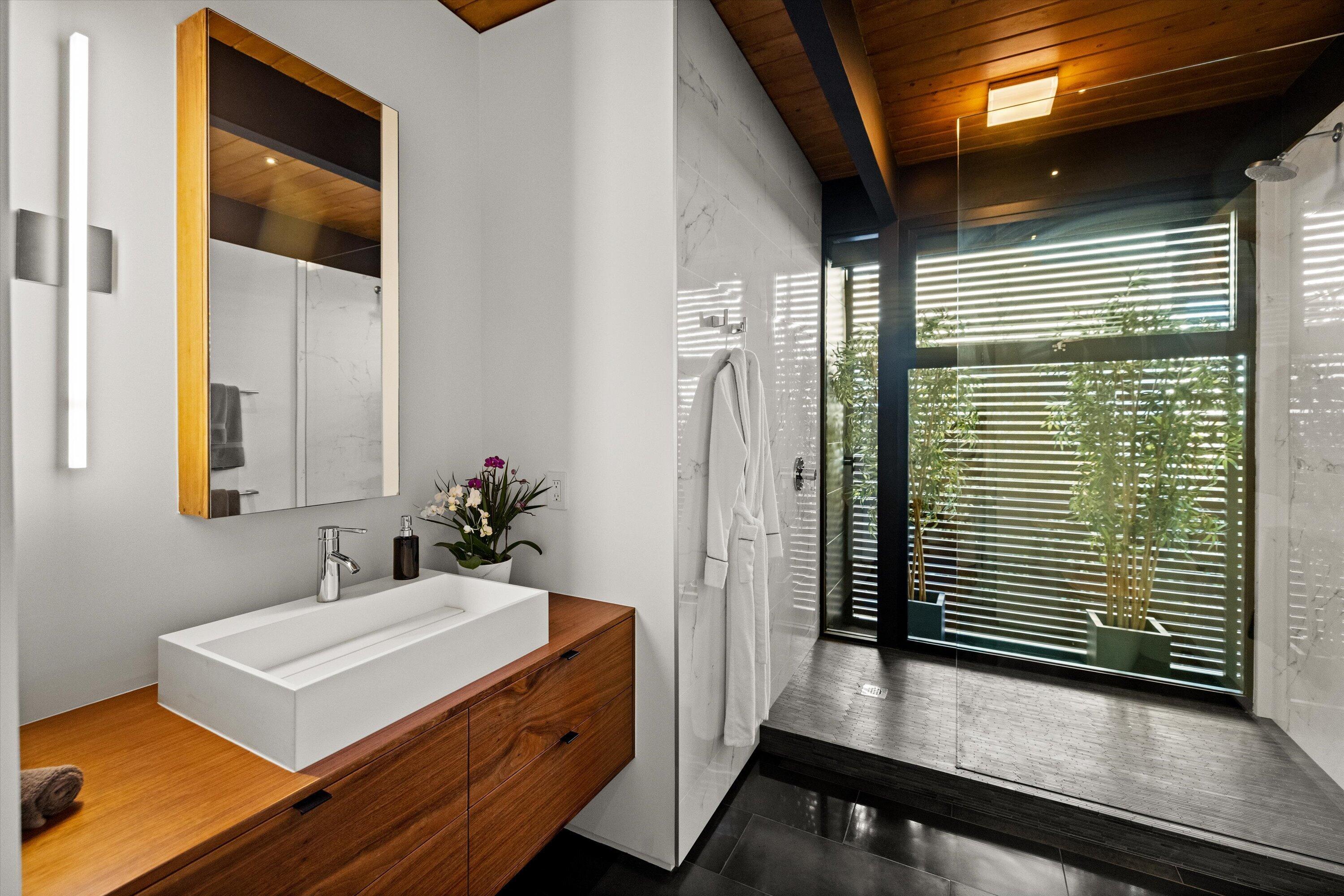 Santa Barbara, California 93103, United States, 3 Bedrooms Bedrooms, ,4 BathroomsBathrooms,Residential,Active,82162