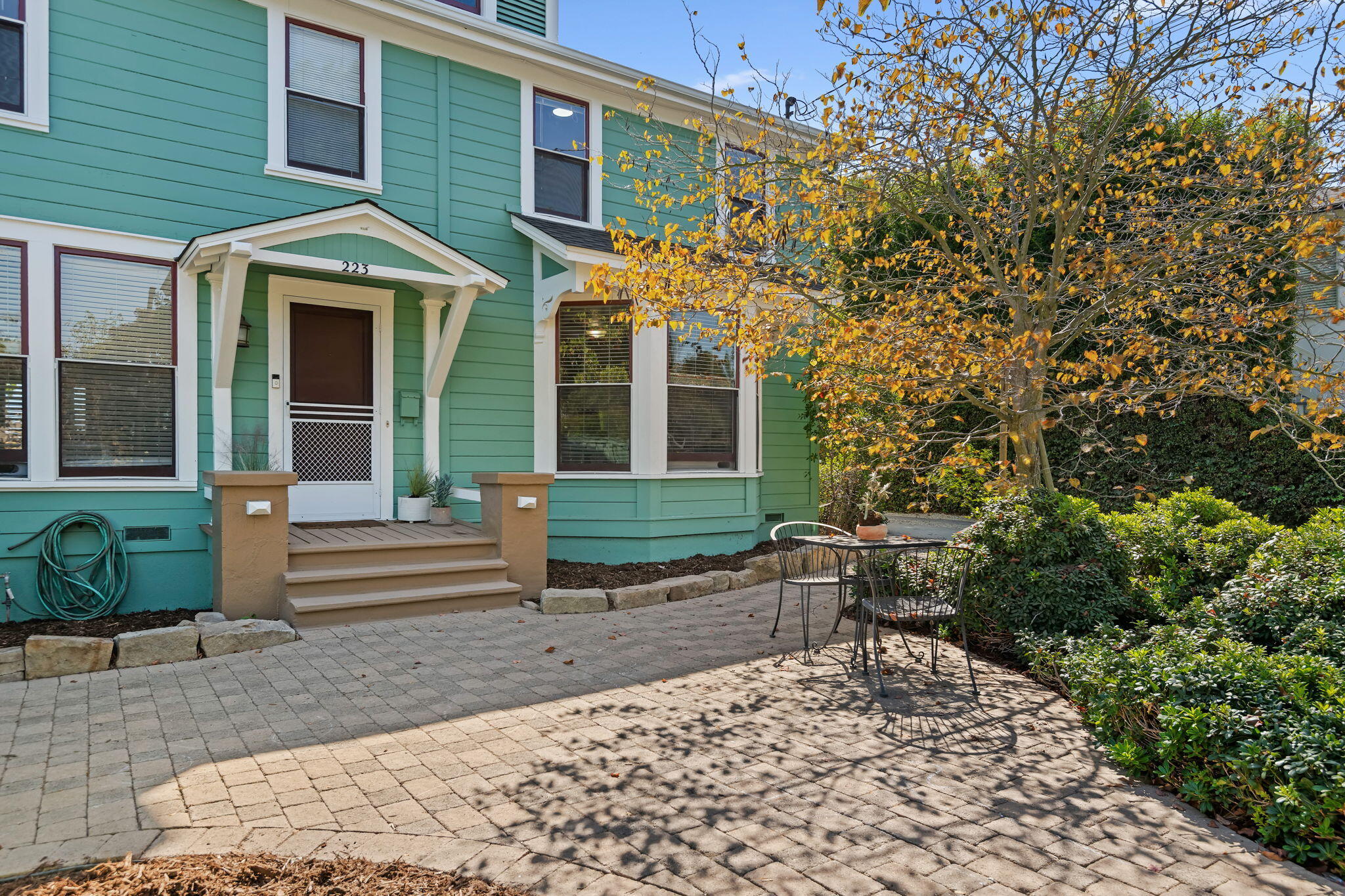 223 W Arrellaga Street