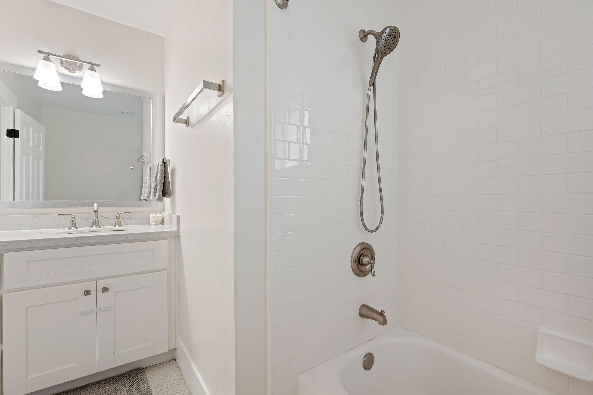 Santa Barbara, California 93105, United States, 3 Bedrooms Bedrooms, ,2 BathroomsBathrooms,Residential,Active,1220