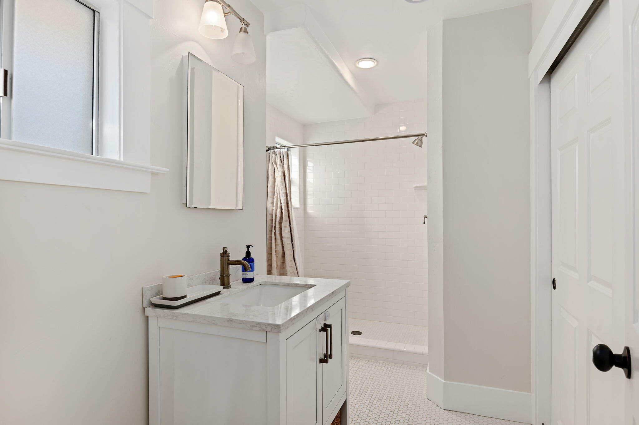 Santa Barbara, California 93105, United States, 3 Bedrooms Bedrooms, ,2 BathroomsBathrooms,Residential,Active,1220