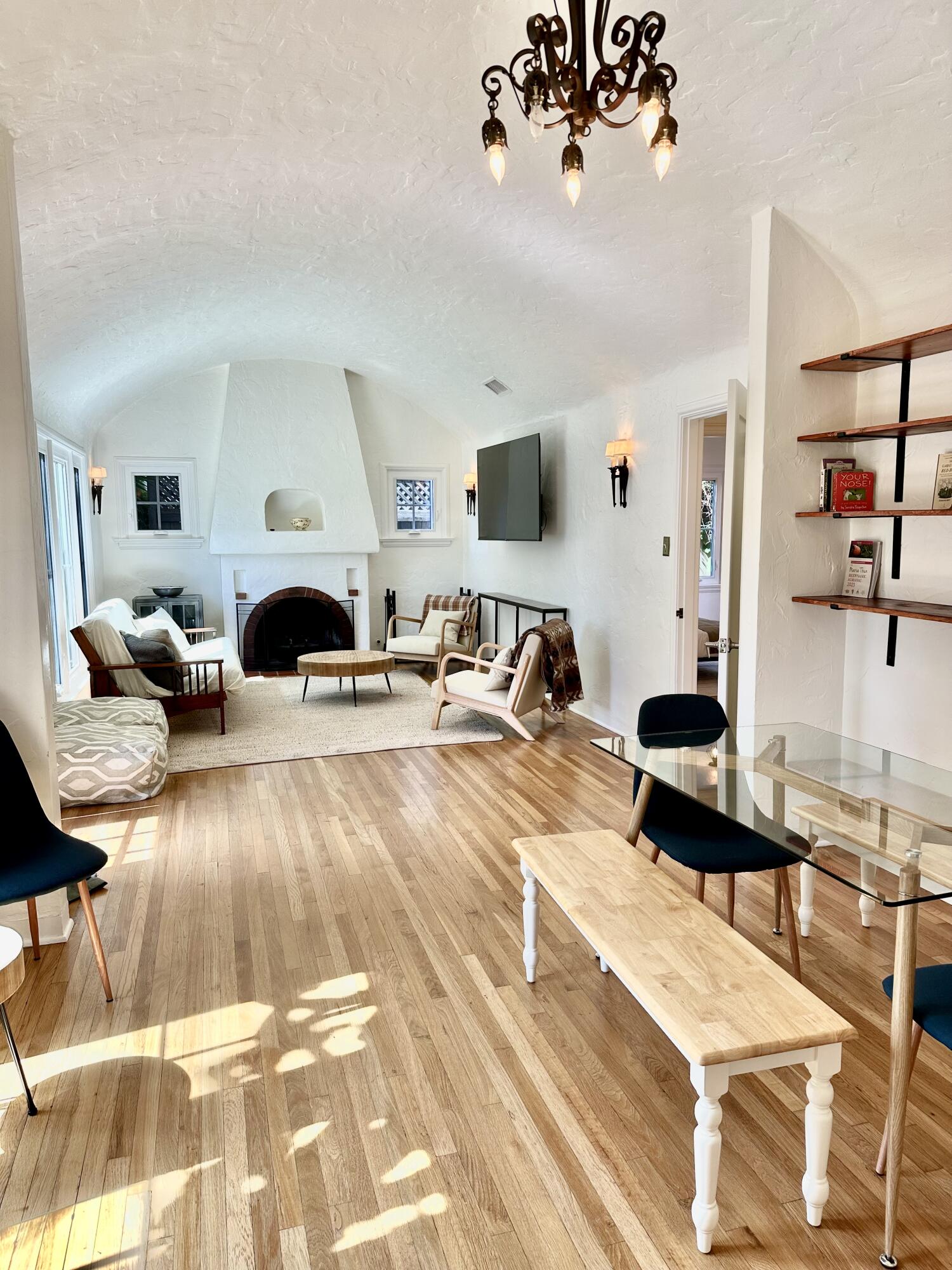 Santa Barbara, California 93101, United States, 3 Bedrooms Bedrooms, ,2 BathroomsBathrooms,Residential,Active,142985