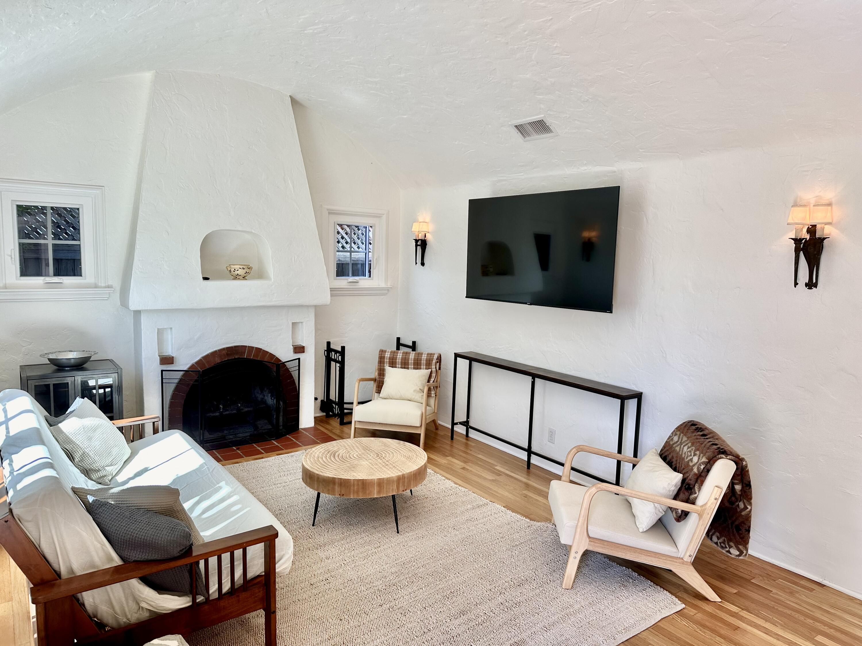 Santa Barbara, California 93101, United States, 3 Bedrooms Bedrooms, ,2 BathroomsBathrooms,Residential,Active,142985