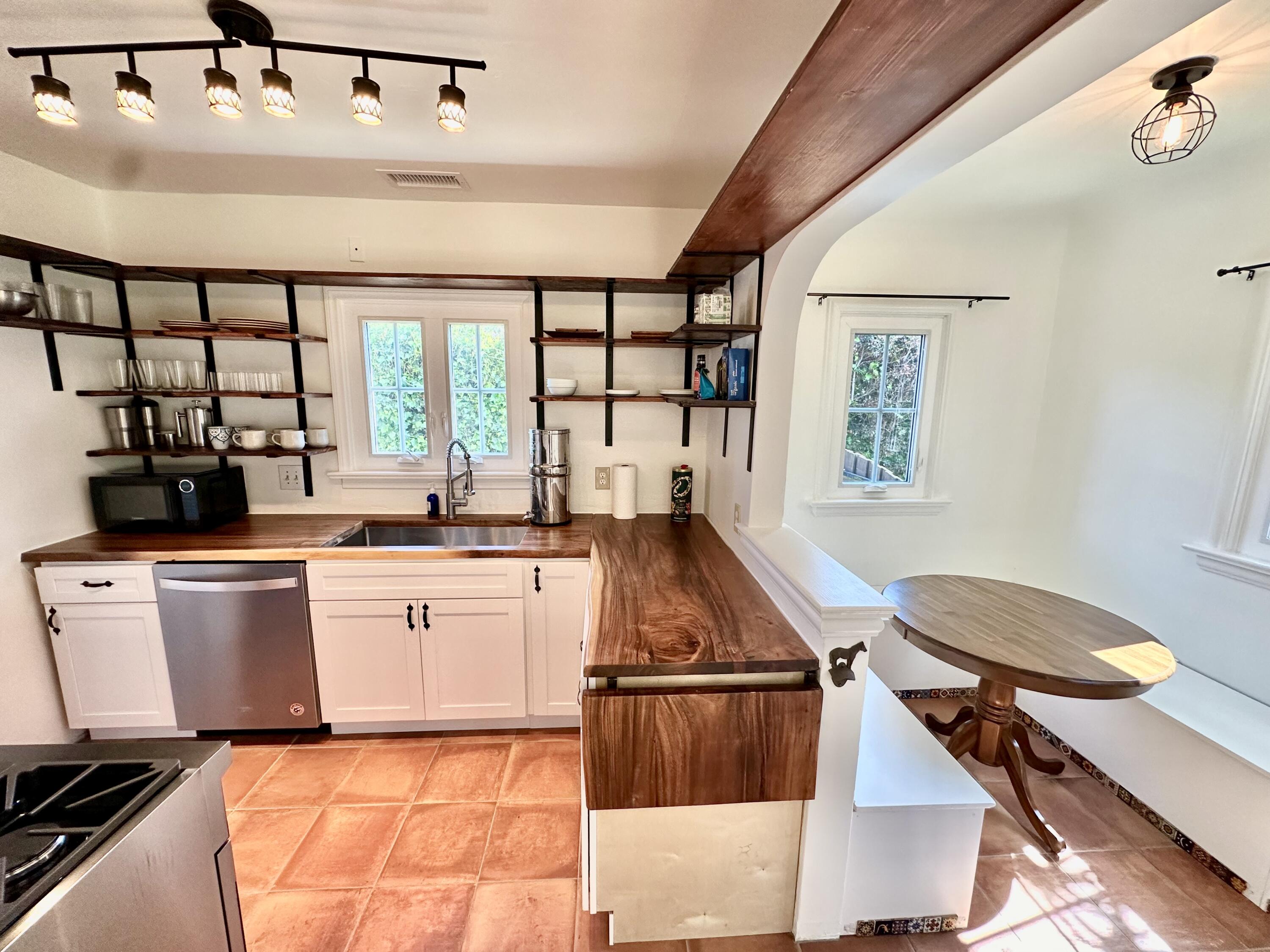 Santa Barbara, California 93101, United States, 3 Bedrooms Bedrooms, ,2 BathroomsBathrooms,Residential,Active,142985