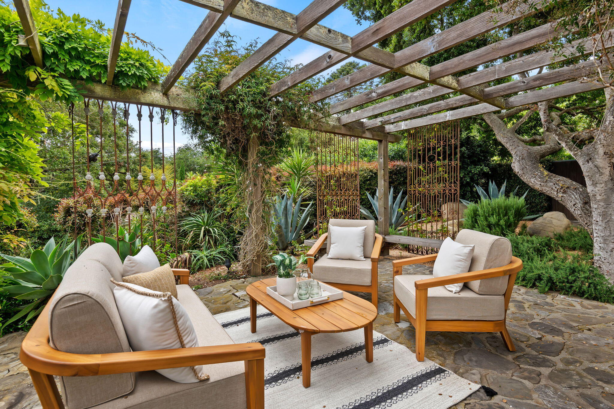 Santa Barbara, California 93108, United States, 4 Bedrooms Bedrooms, ,3 BathroomsBathrooms,Residential,Active,161973