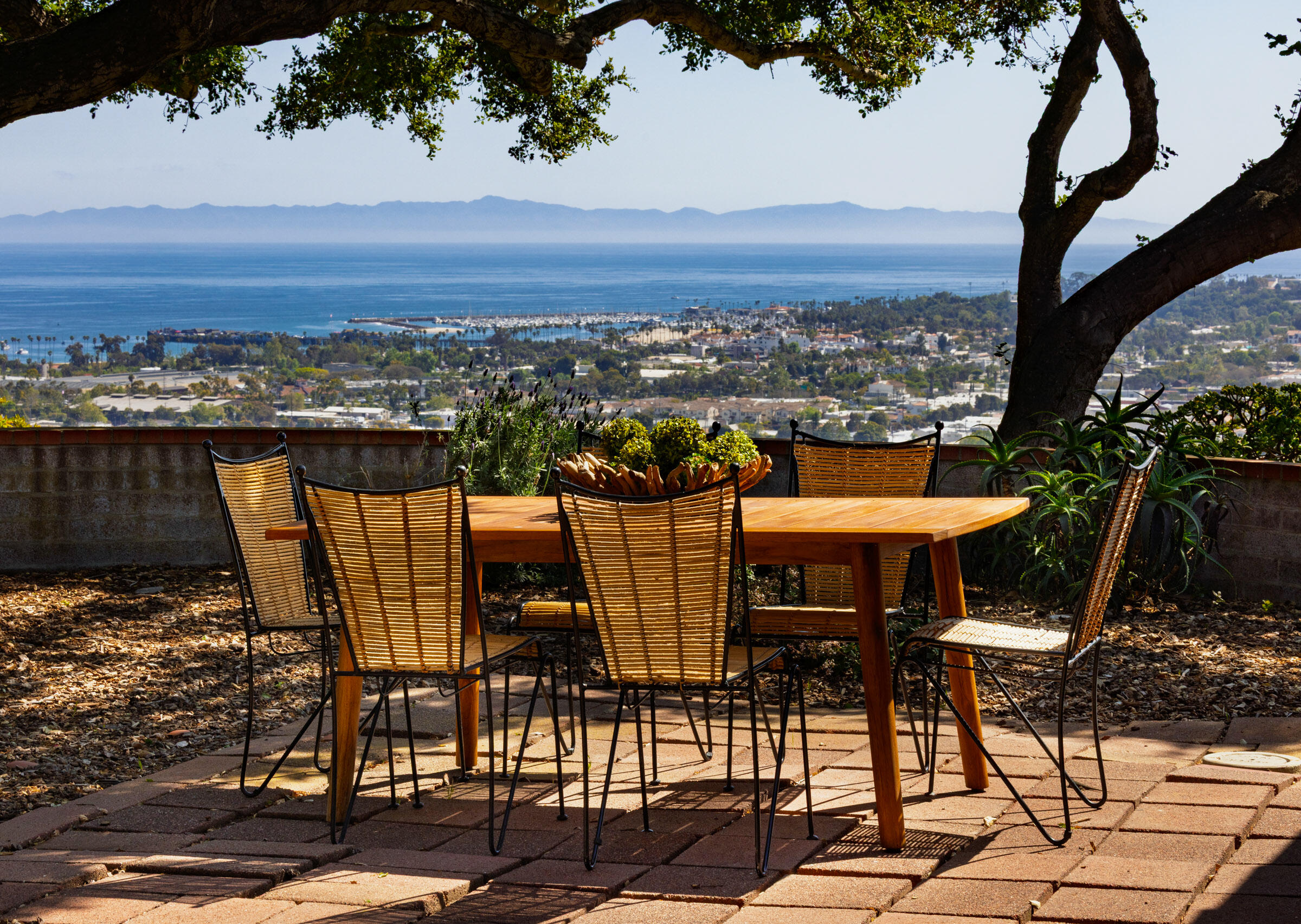 Santa Barbara, California 93103, United States, 2 Bedrooms Bedrooms, ,2 BathroomsBathrooms,Residential,Pending,121842