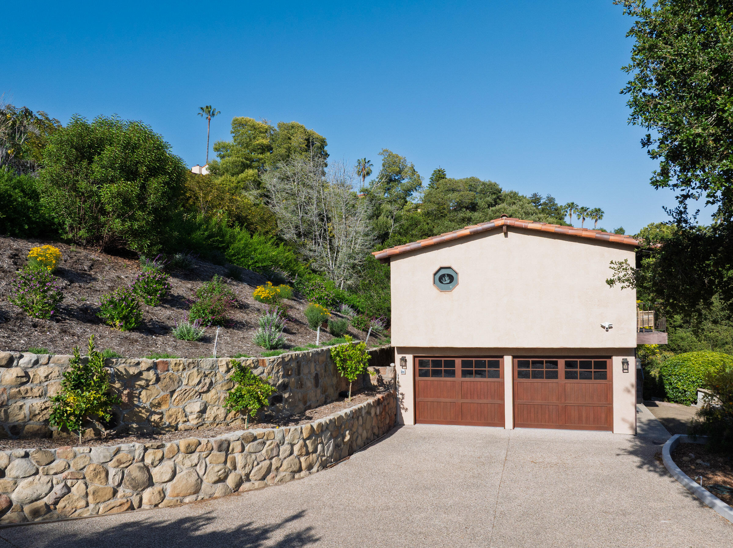 Santa Barbara, California 93103, United States, 2 Bedrooms Bedrooms, ,2 BathroomsBathrooms,Residential,Pending,121842