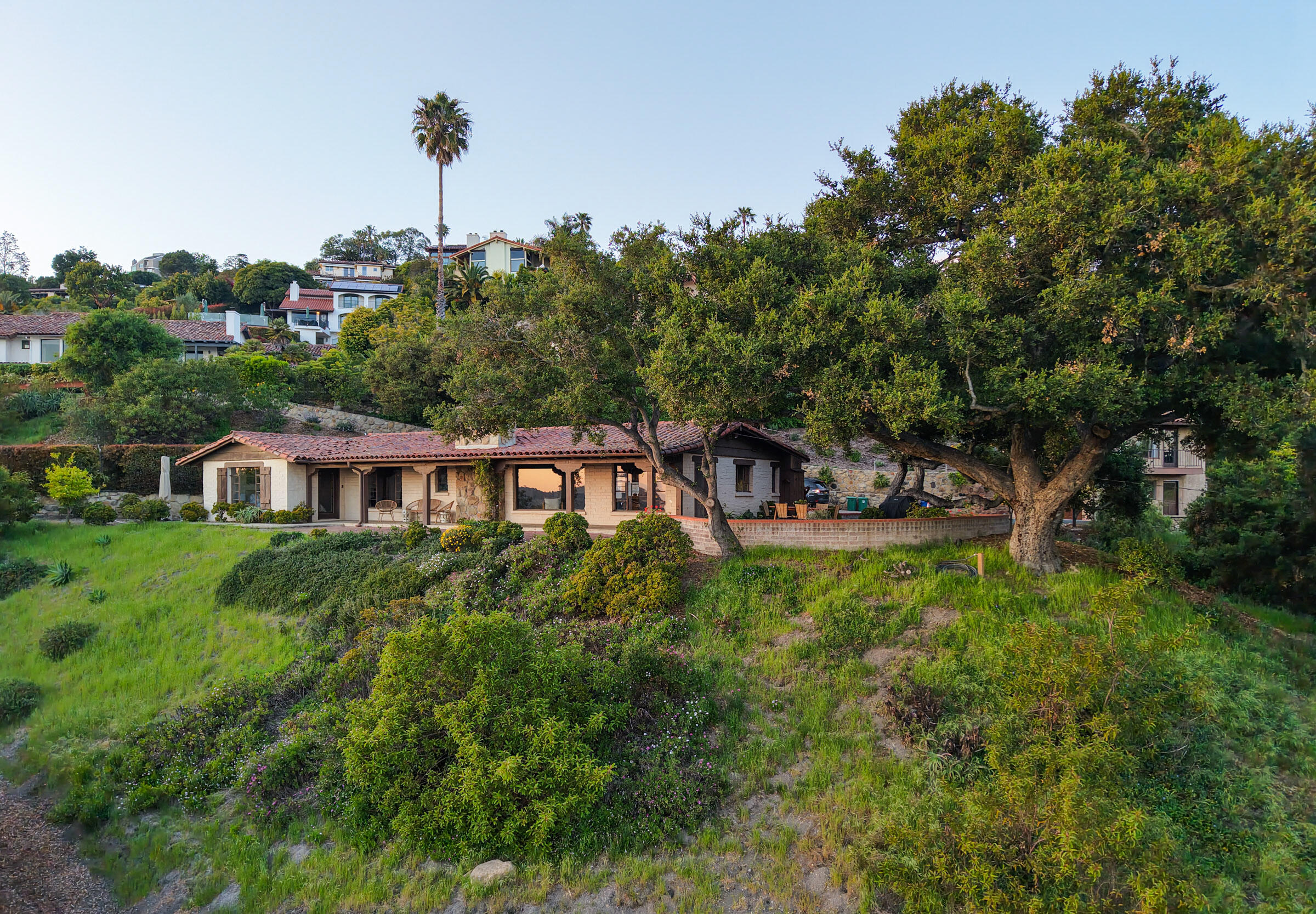 Santa Barbara, California 93103, United States, 2 Bedrooms Bedrooms, ,2 BathroomsBathrooms,Residential,Pending,121842