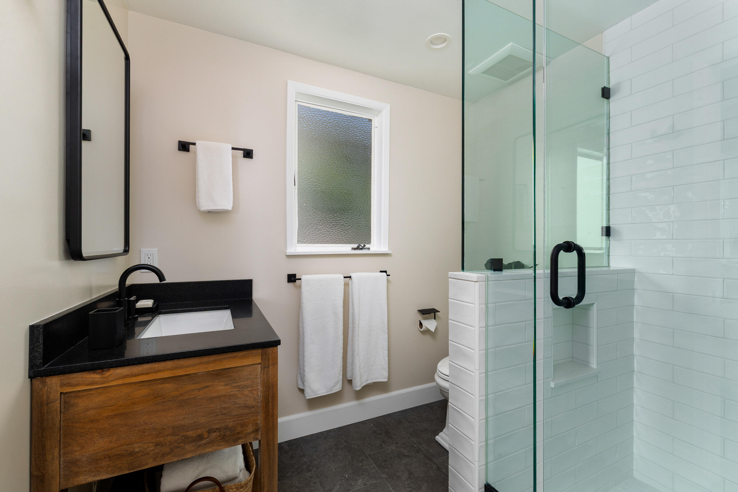 Santa Barbara, California 93103, United States, 2 Bedrooms Bedrooms, ,2 BathroomsBathrooms,Residential,Pending,121842