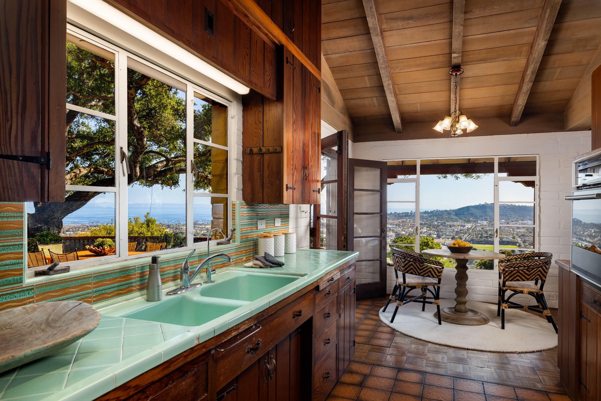 Santa Barbara, California 93103, United States, 2 Bedrooms Bedrooms, ,2 BathroomsBathrooms,Residential,Pending,121842