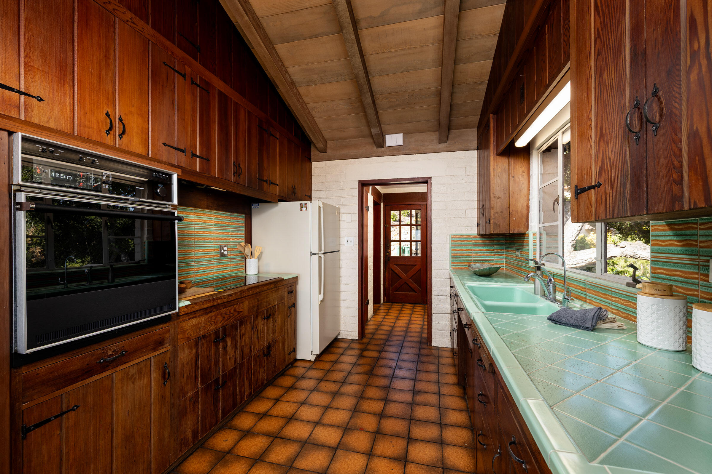 Santa Barbara, California 93103, United States, 2 Bedrooms Bedrooms, ,2 BathroomsBathrooms,Residential,Pending,121842