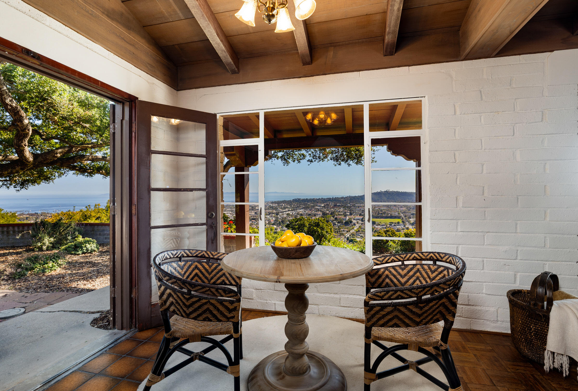 Santa Barbara, California 93103, United States, 2 Bedrooms Bedrooms, ,2 BathroomsBathrooms,Residential,Pending,121842