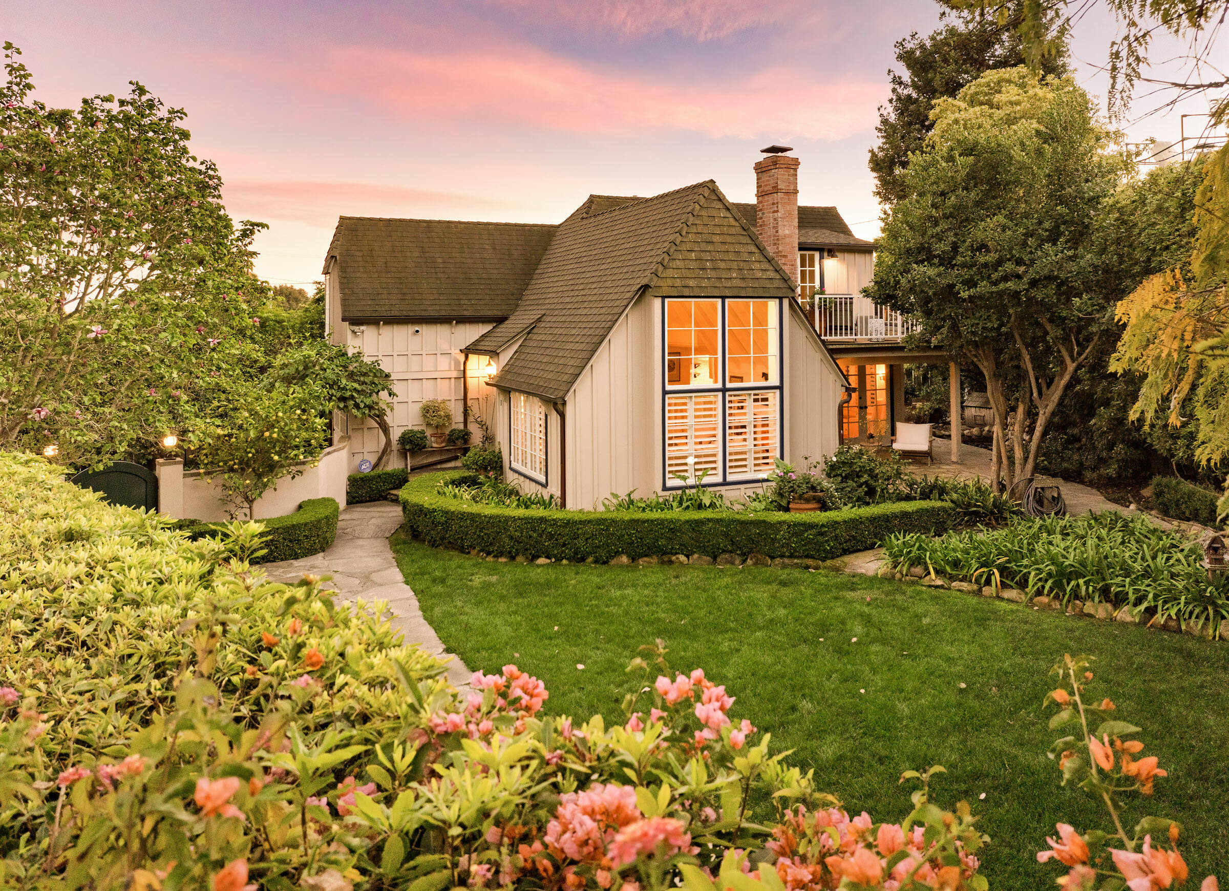 Santa Barbara, California 93108, United States, 2 Bedrooms Bedrooms, ,2 BathroomsBathrooms,Residential,Pending,81050