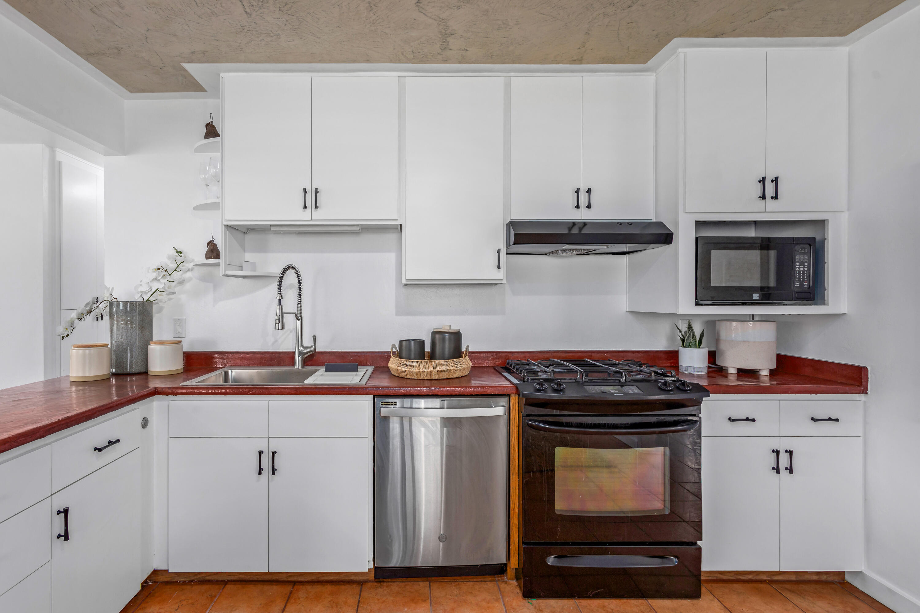 Santa Barbara, California 93101, United States, 2 Bedrooms Bedrooms, ,1 BathroomBathrooms,Residential,Pending,124928