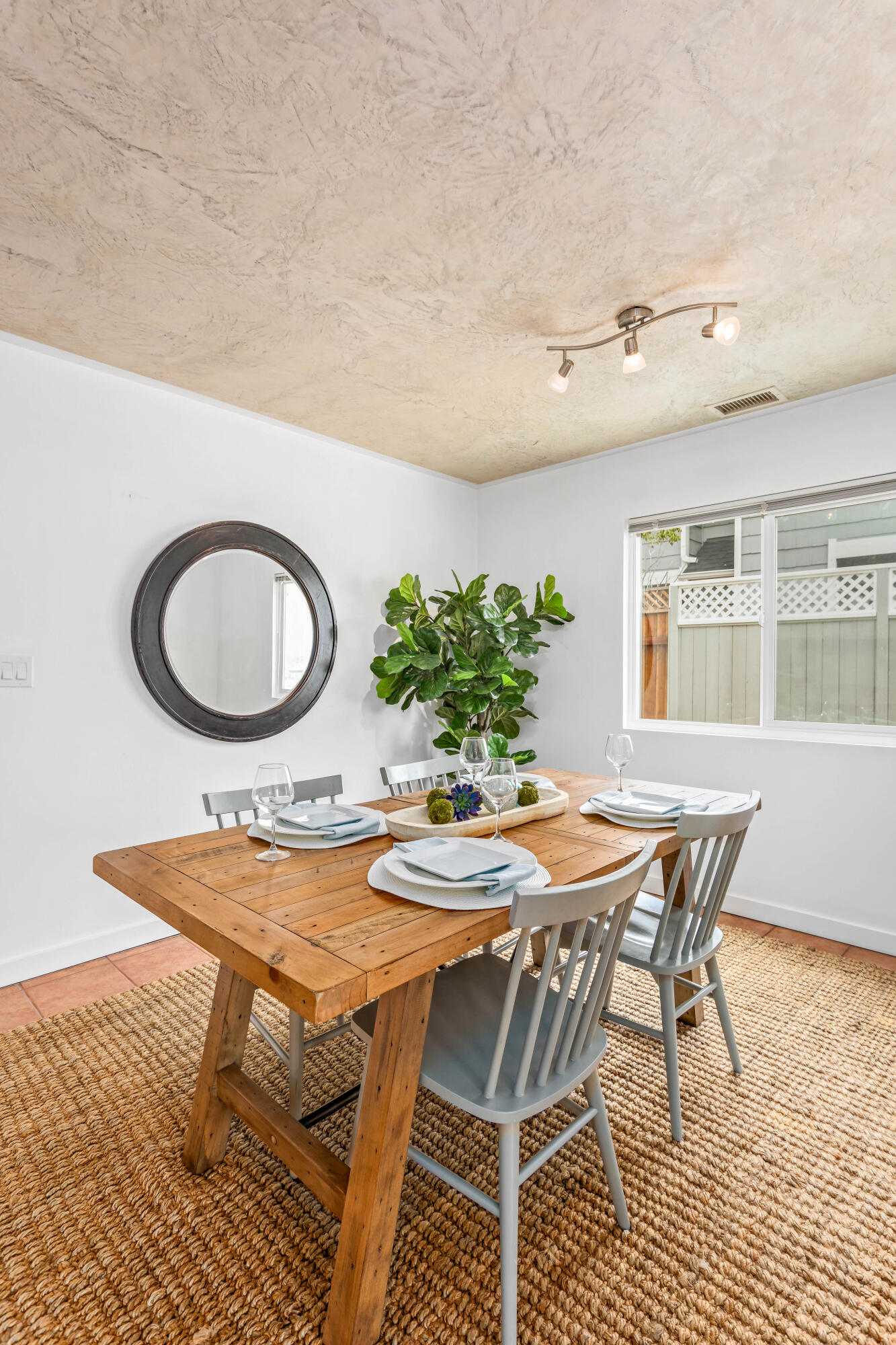 Santa Barbara, California 93101, United States, 2 Bedrooms Bedrooms, ,1 BathroomBathrooms,Residential,Pending,124928