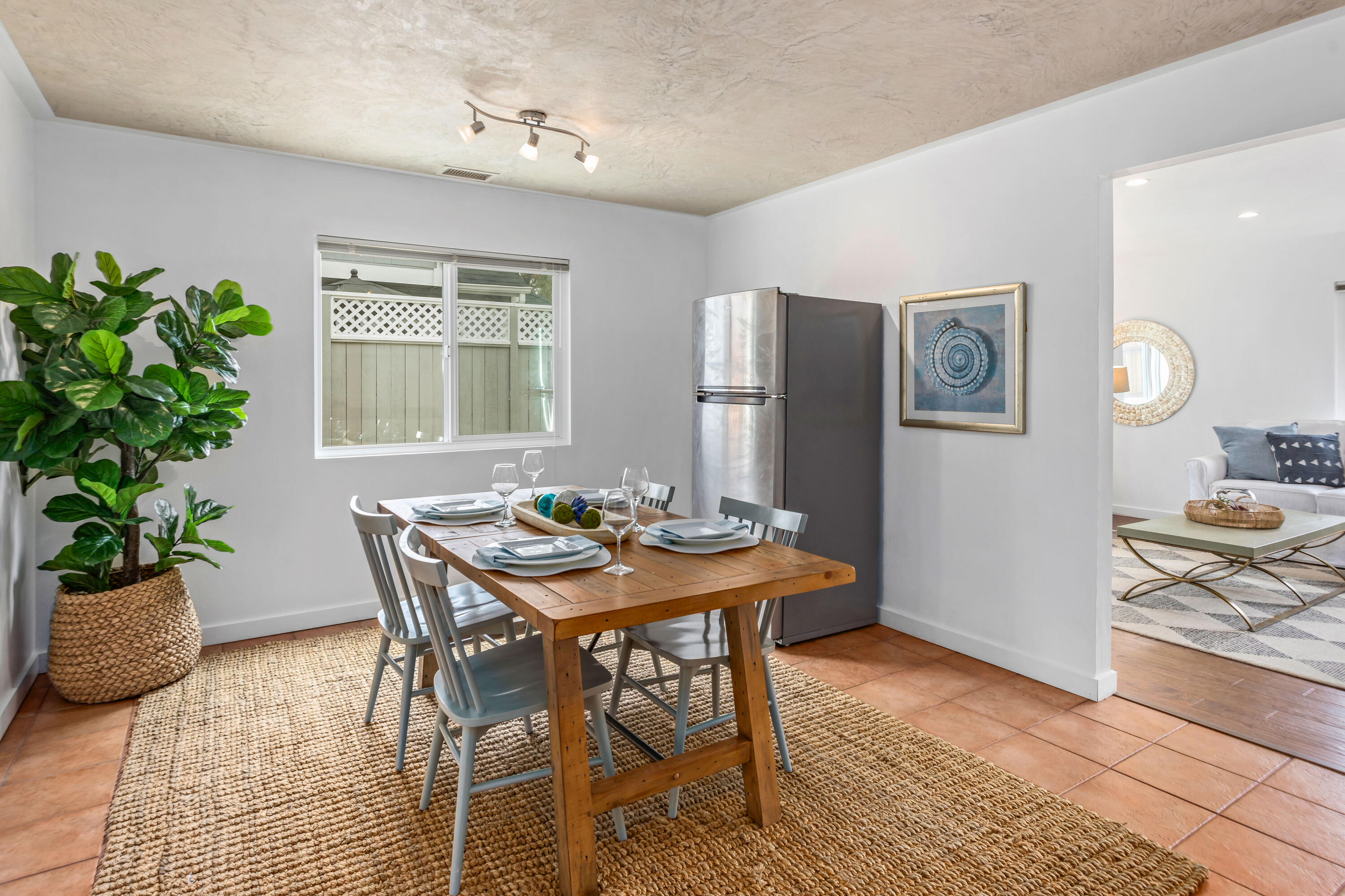 Santa Barbara, California 93101, United States, 2 Bedrooms Bedrooms, ,1 BathroomBathrooms,Residential,Pending,124928