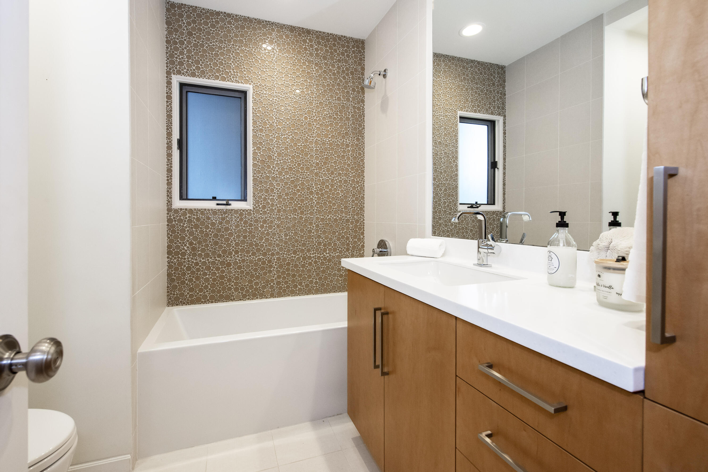 Santa Barbara, California 93105, United States, 3 Bedrooms Bedrooms, ,2 BathroomsBathrooms,Residential,Pending,117737