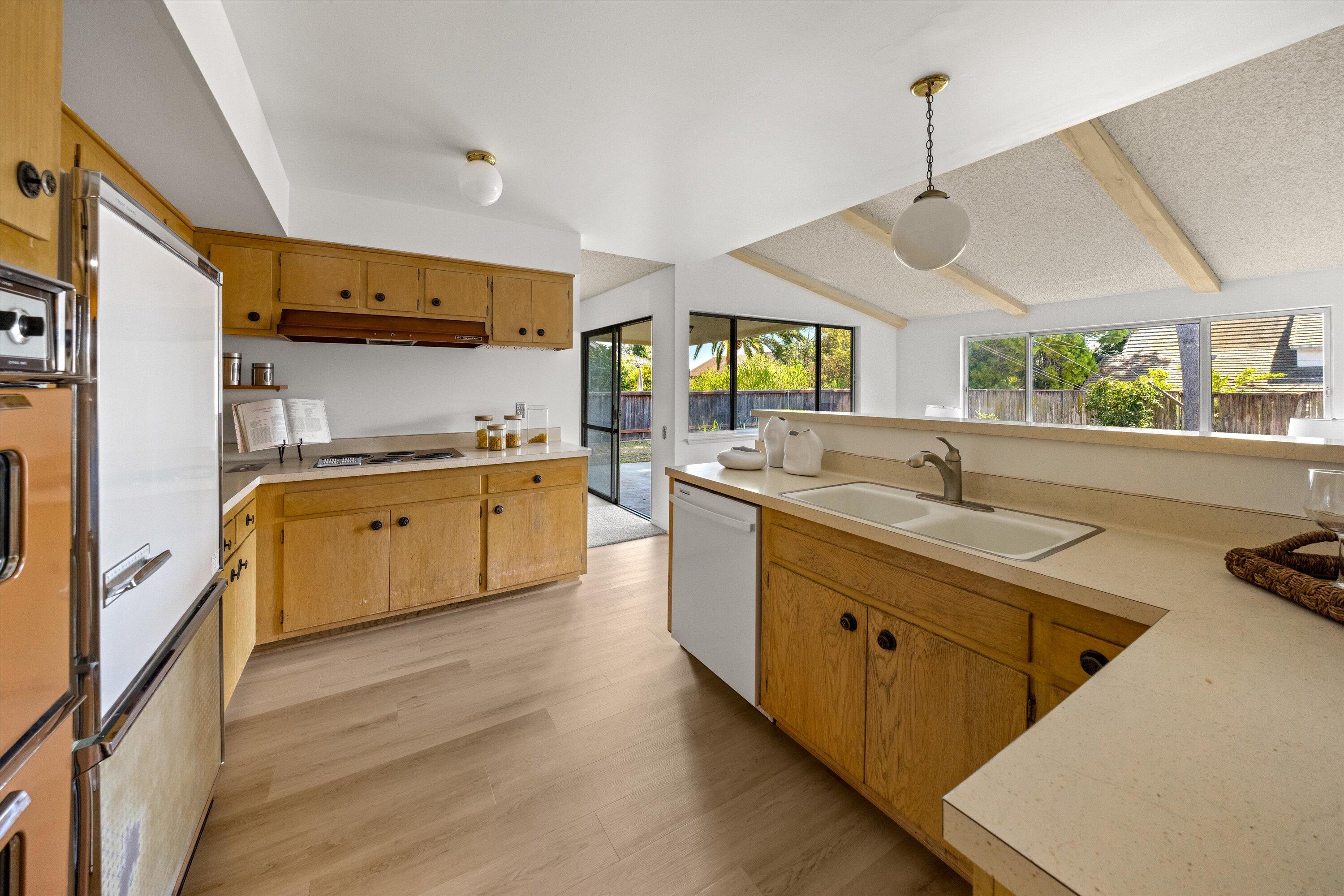 Goleta, California 93117, United States, 4 Bedrooms Bedrooms, ,3 BathroomsBathrooms,Residential,Pending,210812