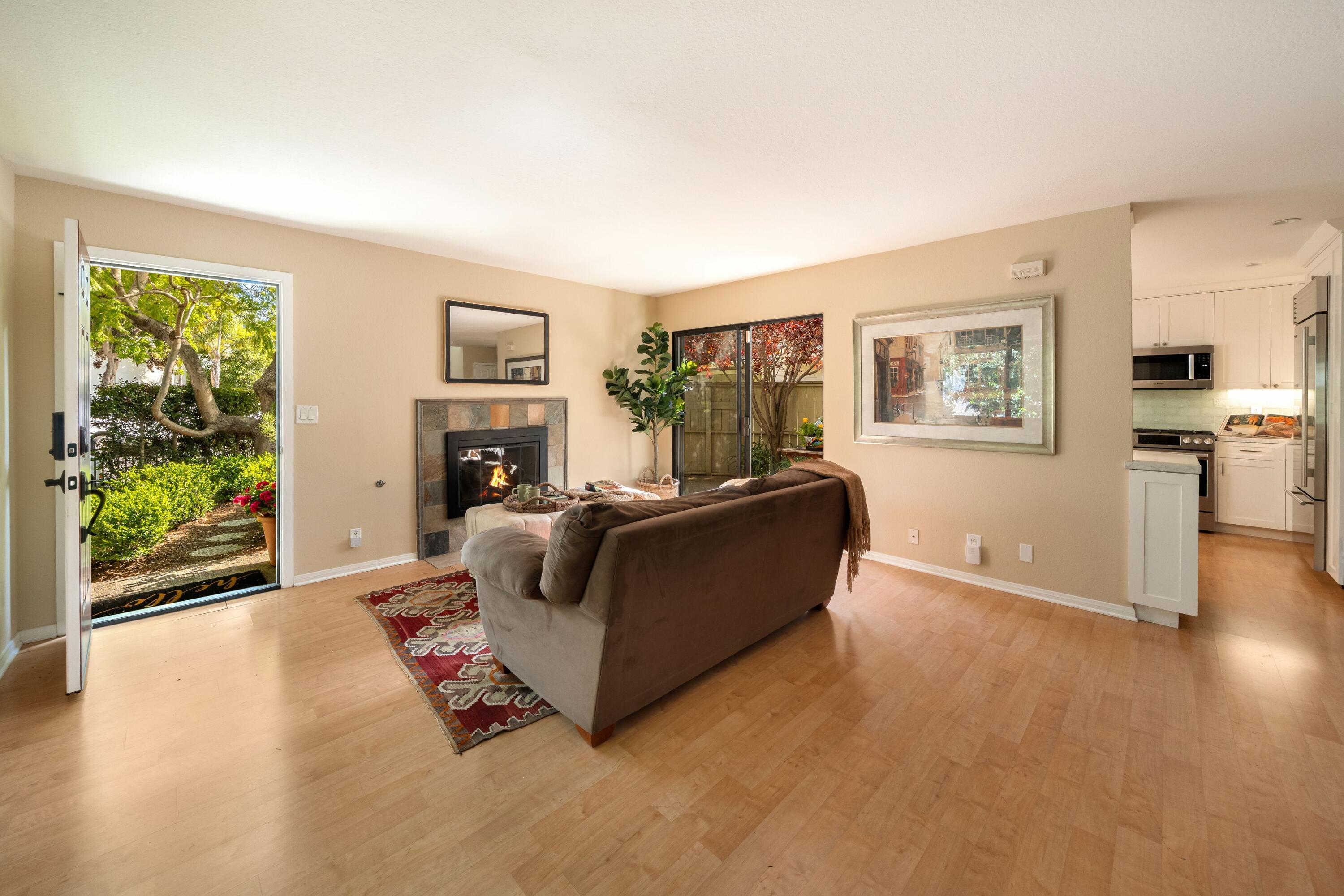 522 W Victoria Street Apt F