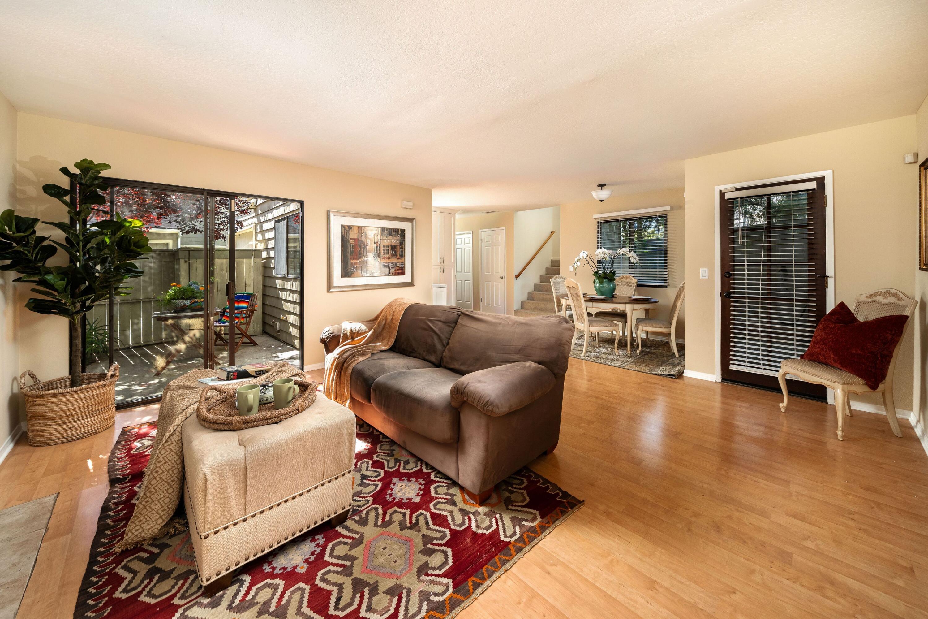 522 W Victoria Street Apt F