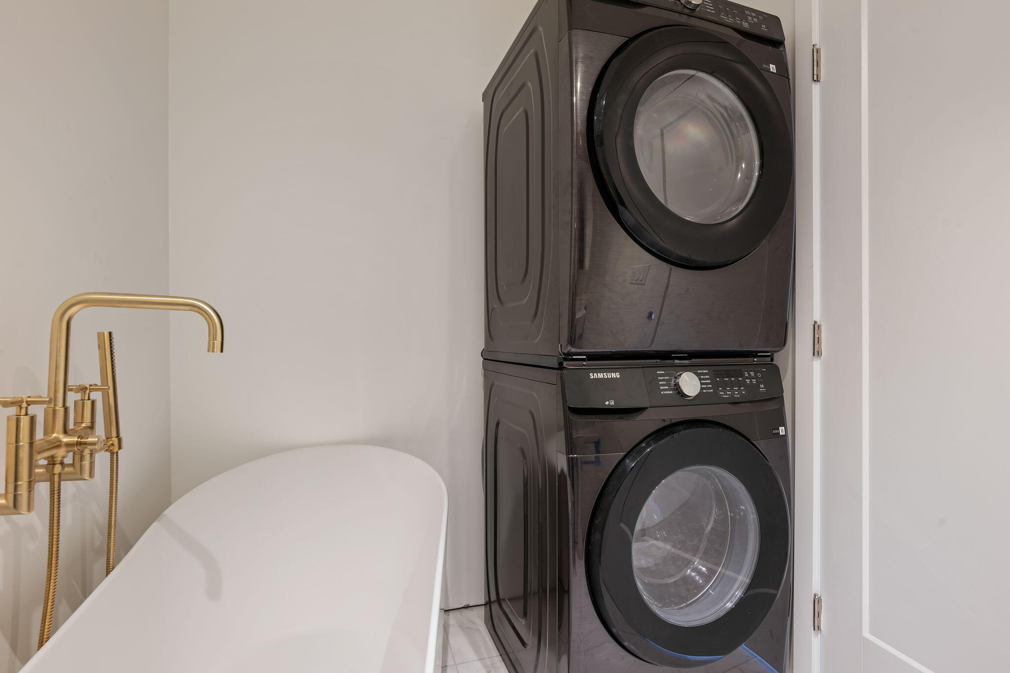 Santa Barbara, California 93105, United States, 4 Bedrooms Bedrooms, ,3 BathroomsBathrooms,Residential,Active,169308