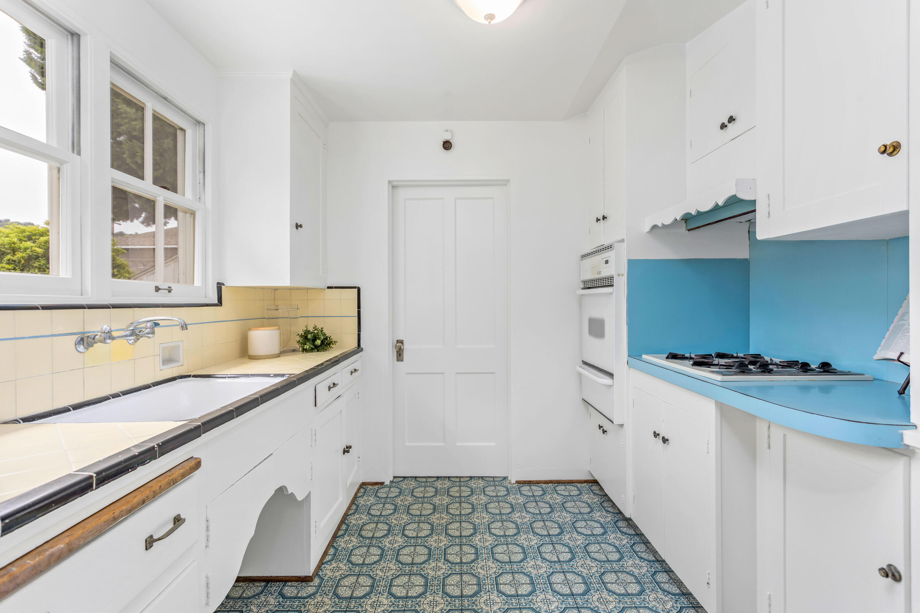 Santa Barbara, California 93101, United States, 3 Bedrooms Bedrooms, ,1 BathroomBathrooms,Residential,Active,152338