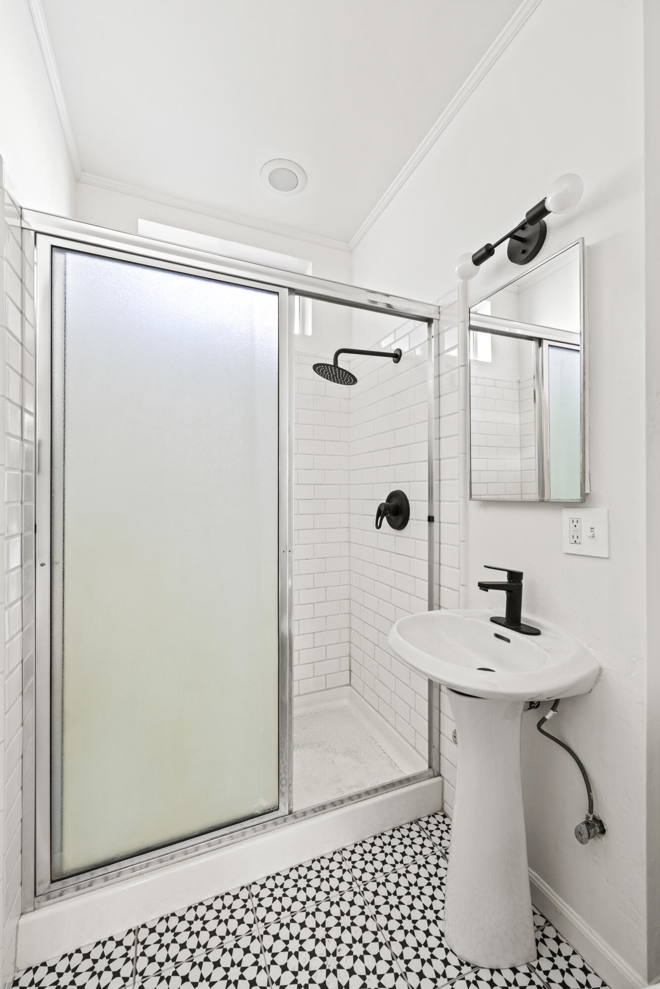 Santa Barbara, California 93101, United States, 5 Bedrooms Bedrooms, ,3 BathroomsBathrooms,Residential,Pending,100227