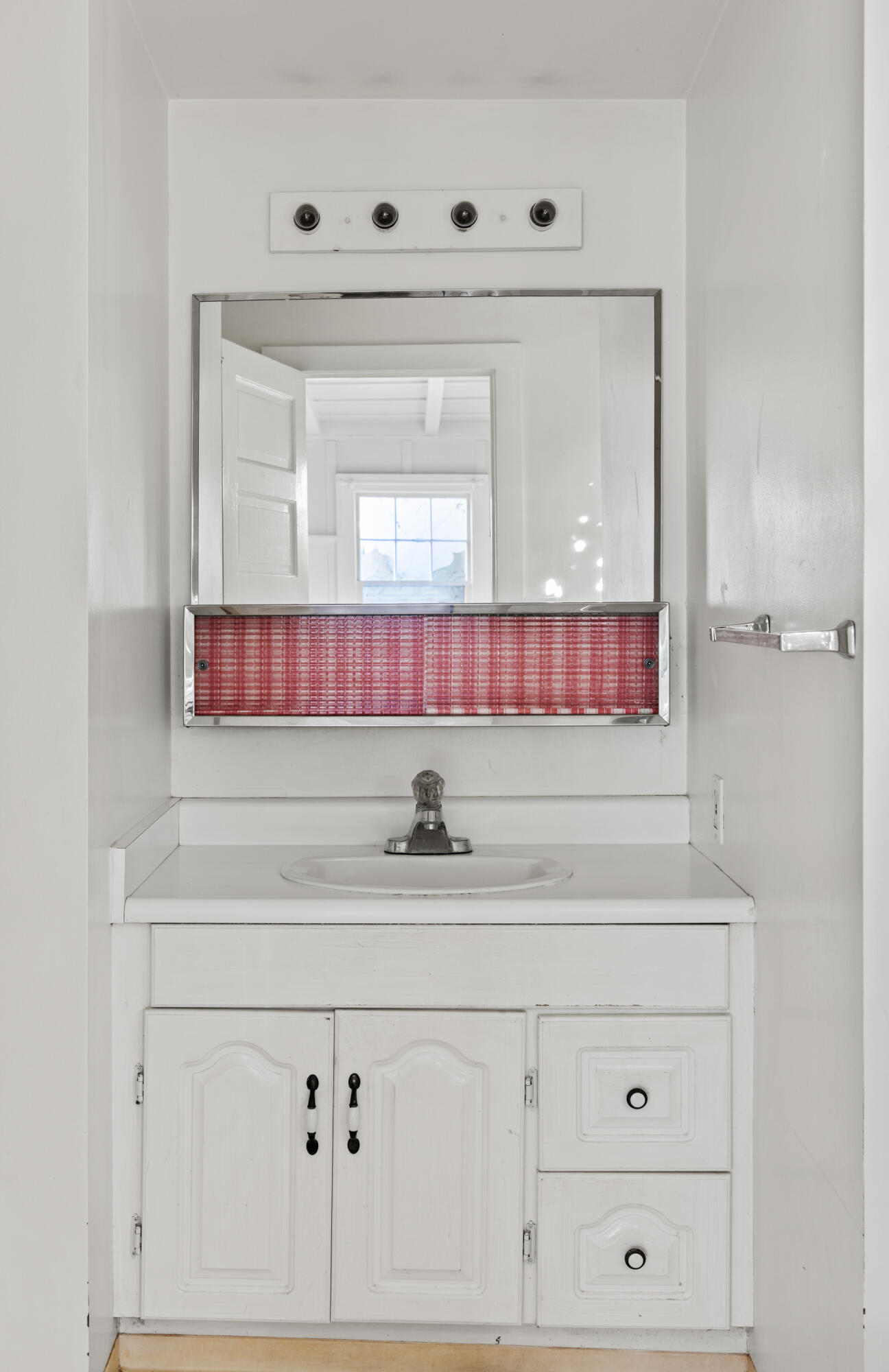 Santa Barbara, California 93101, United States, 5 Bedrooms Bedrooms, ,3 BathroomsBathrooms,Residential,Pending,100227