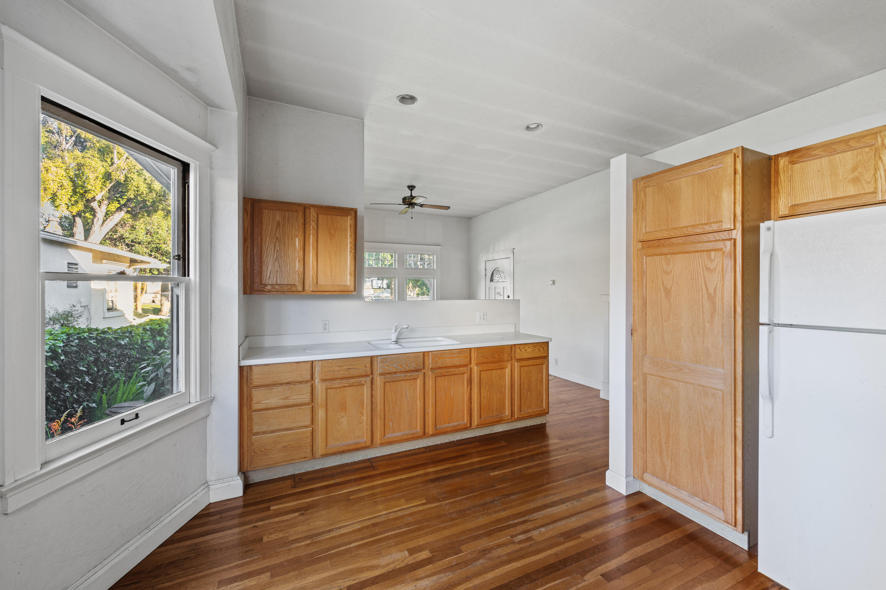 Santa Barbara, California 93101, United States, 5 Bedrooms Bedrooms, ,3 BathroomsBathrooms,Residential,Pending,100227