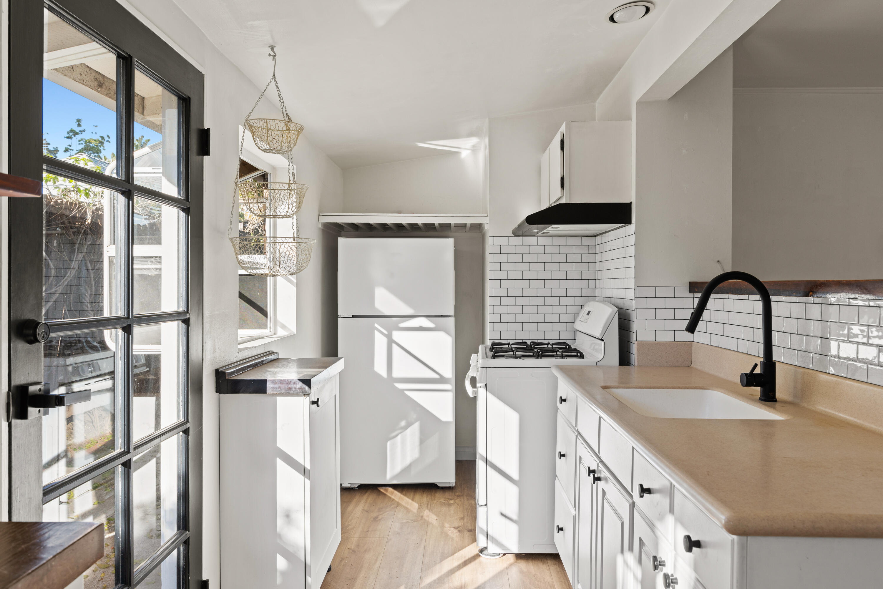 Santa Barbara, California 93101, United States, 5 Bedrooms Bedrooms, ,3 BathroomsBathrooms,Residential,Pending,100227