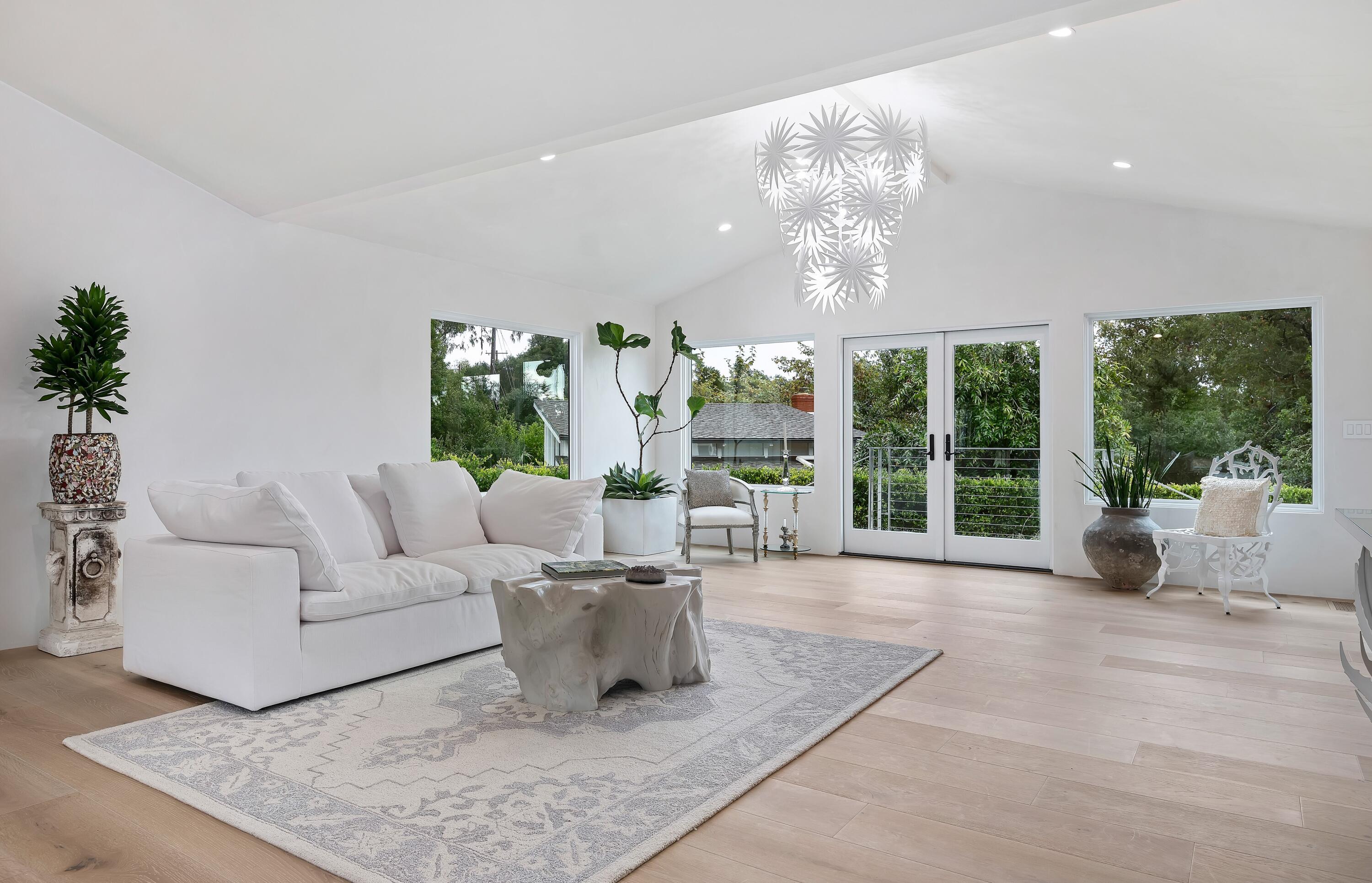 1071 E Mountain Drive