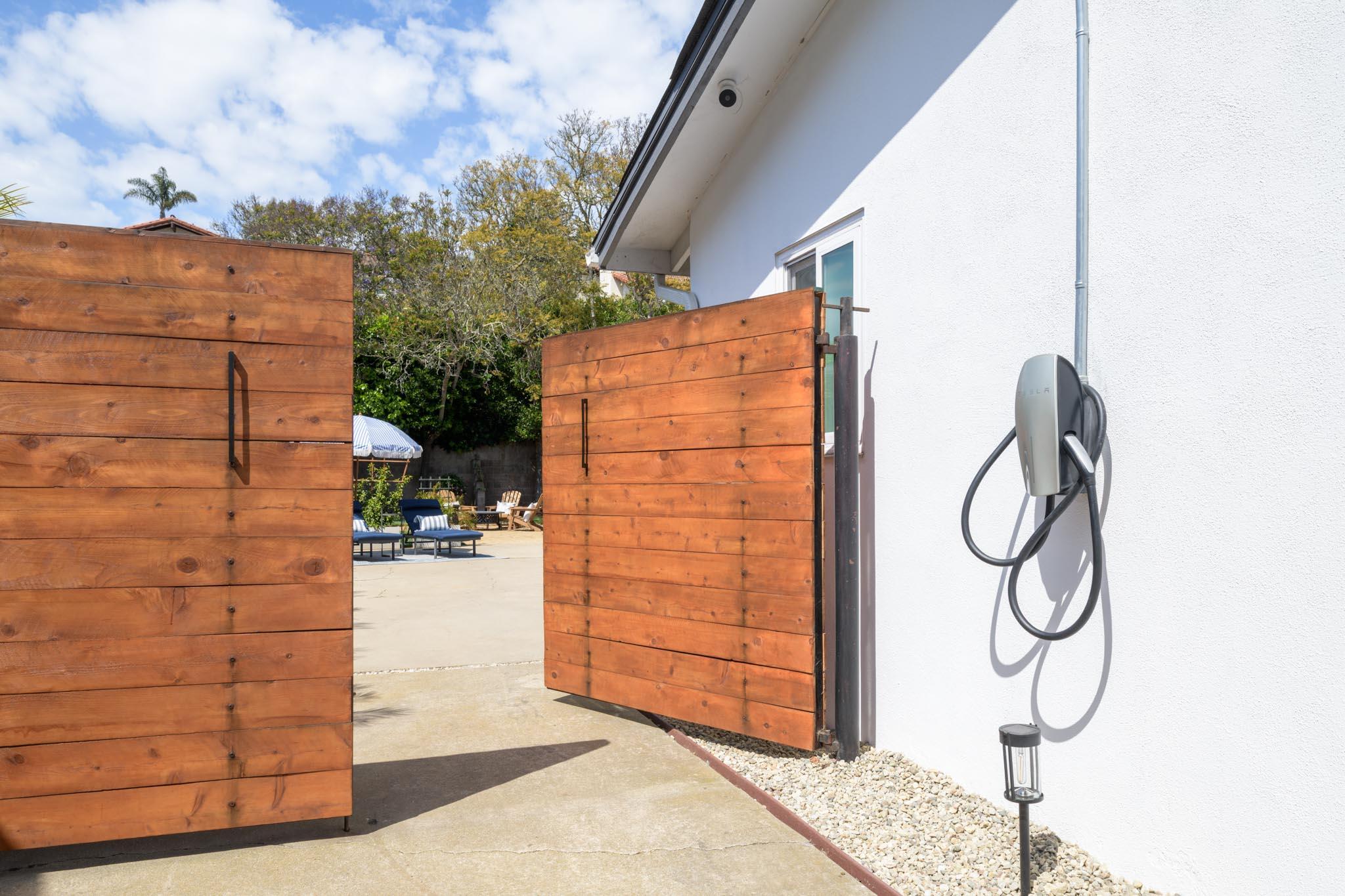 Santa Barbara, California 93109, United States, 3 Bedrooms Bedrooms, ,3 BathroomsBathrooms,Residential,Pending,129563