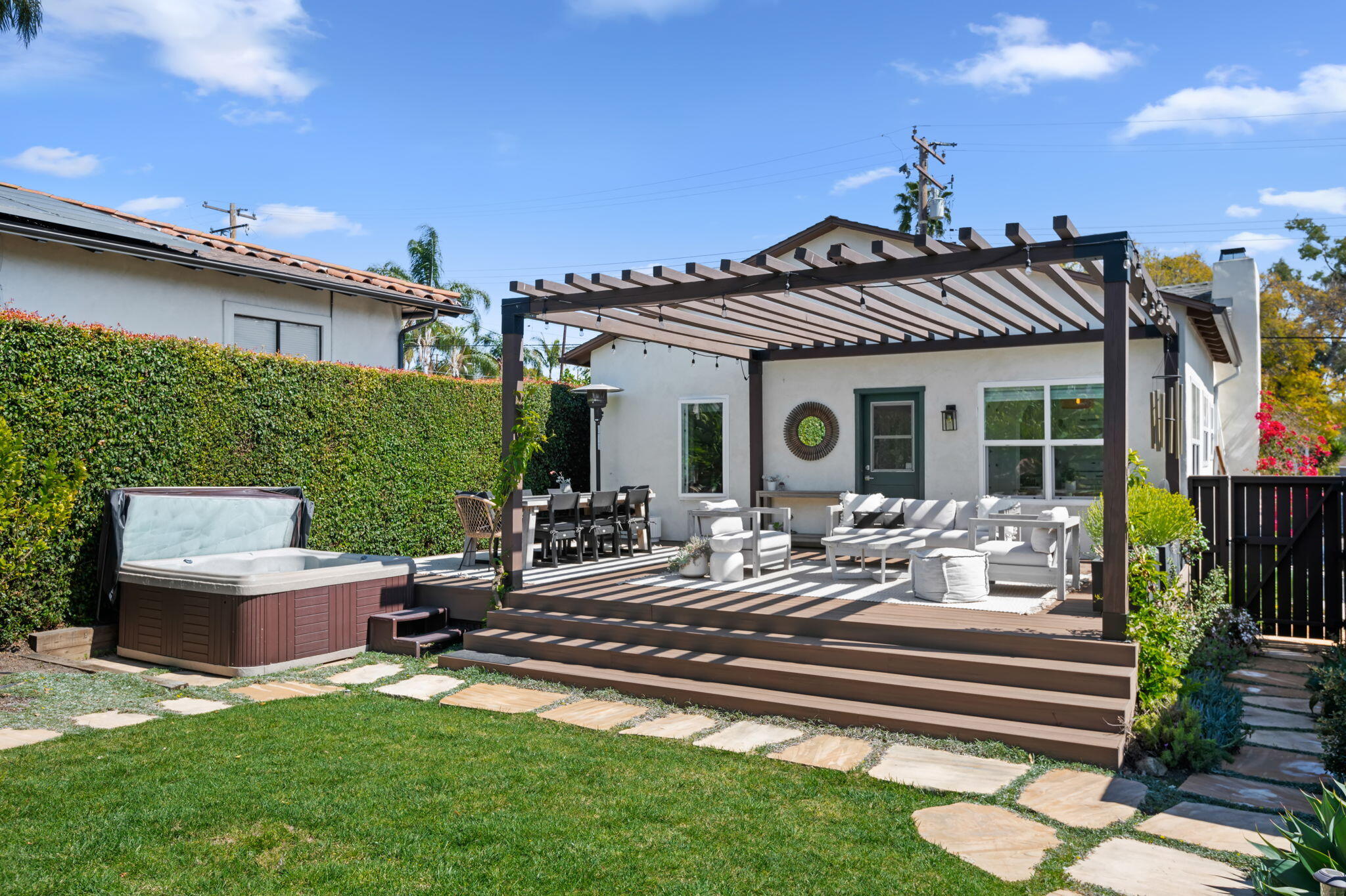 Santa Barbara, California 93103, United States, 2 Bedrooms Bedrooms, ,1 BathroomBathrooms,Residential,Pending,94230