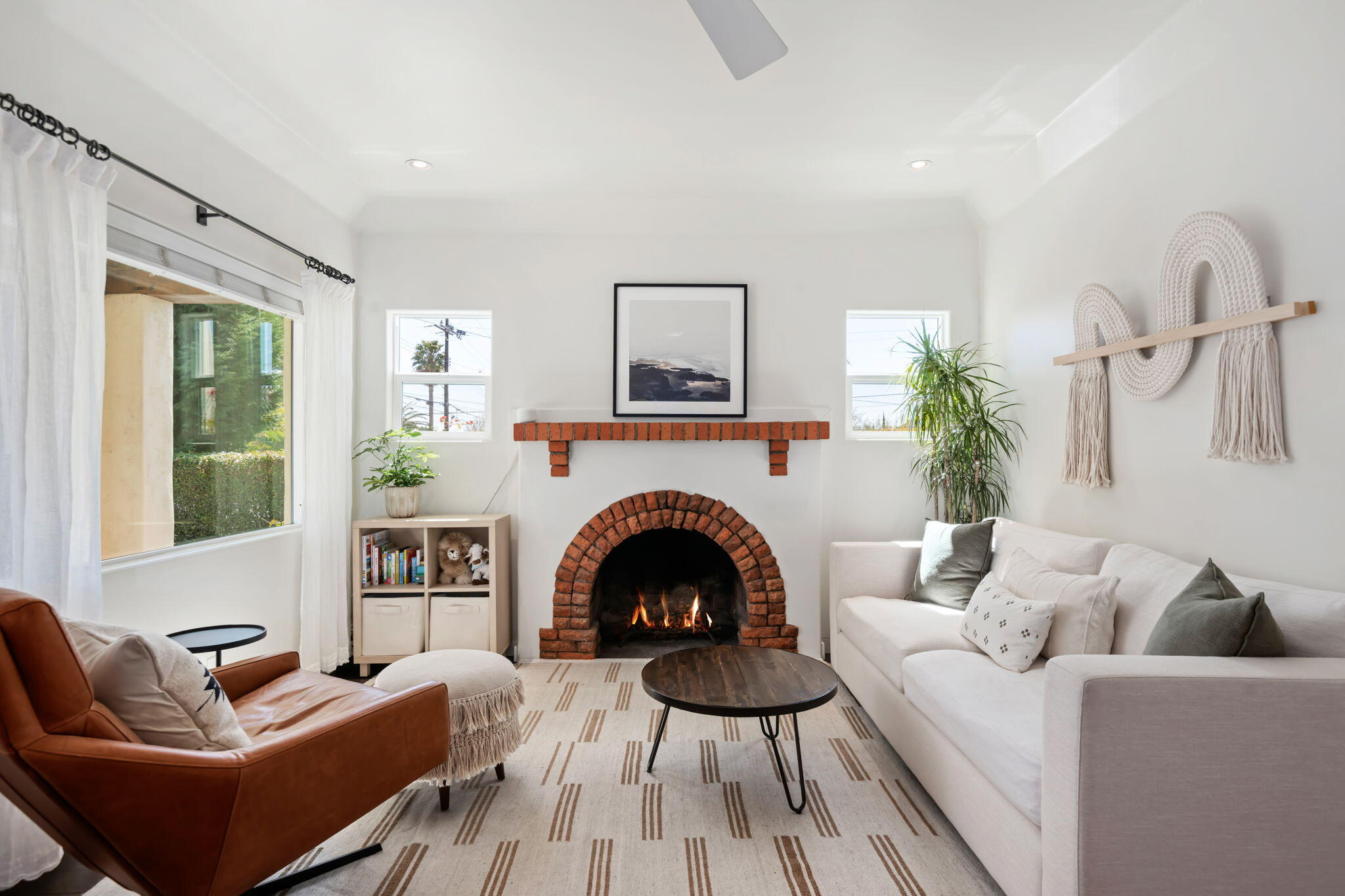 Santa Barbara, California 93103, United States, 2 Bedrooms Bedrooms, ,1 BathroomBathrooms,Residential,Pending,94230