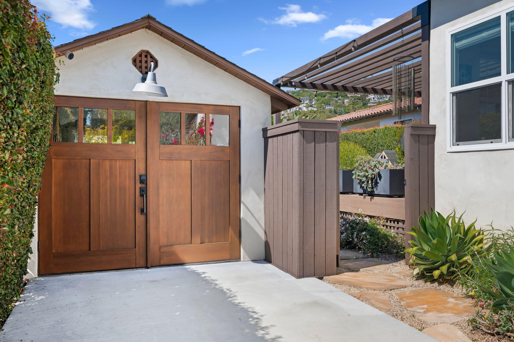 Santa Barbara, California 93103, United States, 2 Bedrooms Bedrooms, ,1 BathroomBathrooms,Residential,Pending,94230