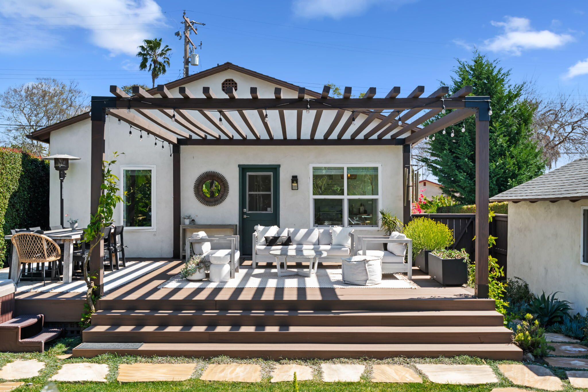 Santa Barbara, California 93103, United States, 2 Bedrooms Bedrooms, ,1 BathroomBathrooms,Residential,Pending,94230