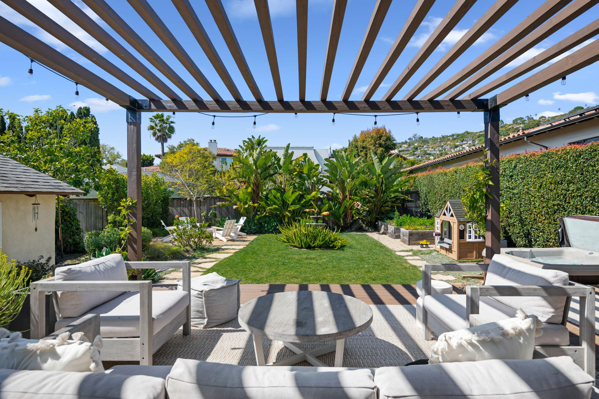 Santa Barbara, California 93103, United States, 2 Bedrooms Bedrooms, ,1 BathroomBathrooms,Residential,Pending,94230