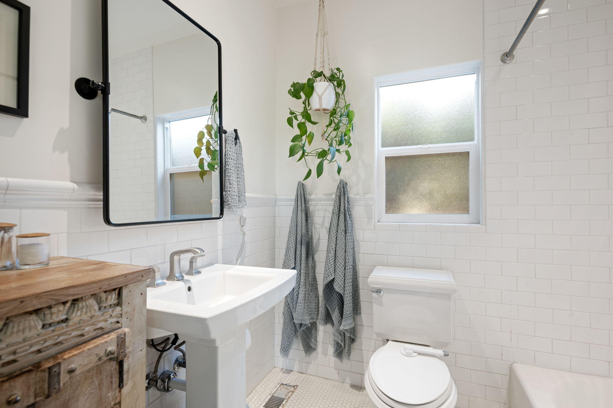 Santa Barbara, California 93103, United States, 2 Bedrooms Bedrooms, ,1 BathroomBathrooms,Residential,Pending,94230