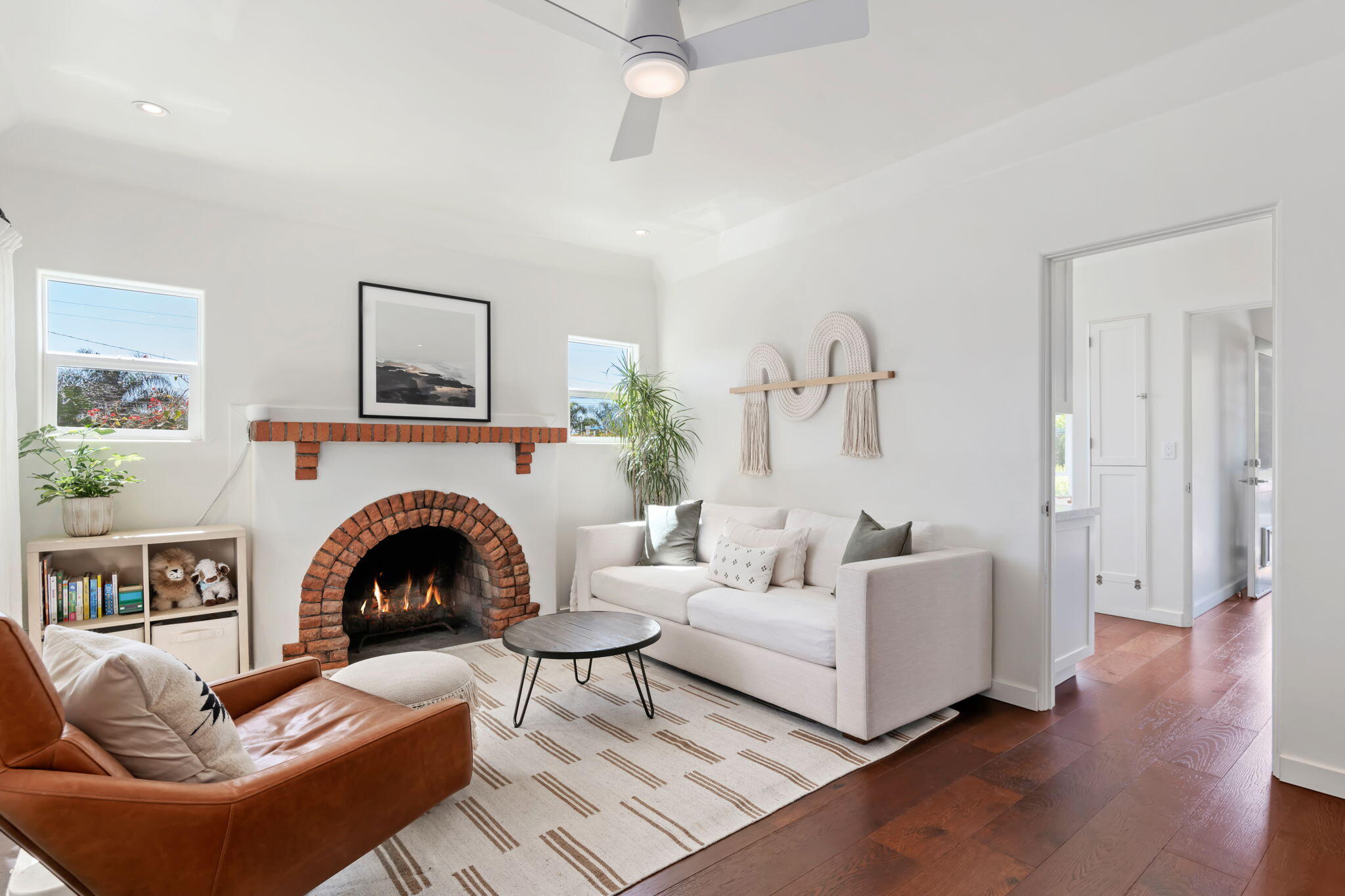 Santa Barbara, California 93103, United States, 2 Bedrooms Bedrooms, ,1 BathroomBathrooms,Residential,Pending,94230