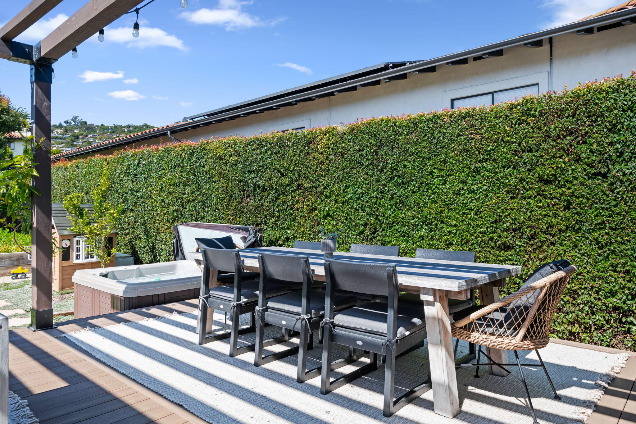 Santa Barbara, California 93103, United States, 2 Bedrooms Bedrooms, ,1 BathroomBathrooms,Residential,Pending,94230