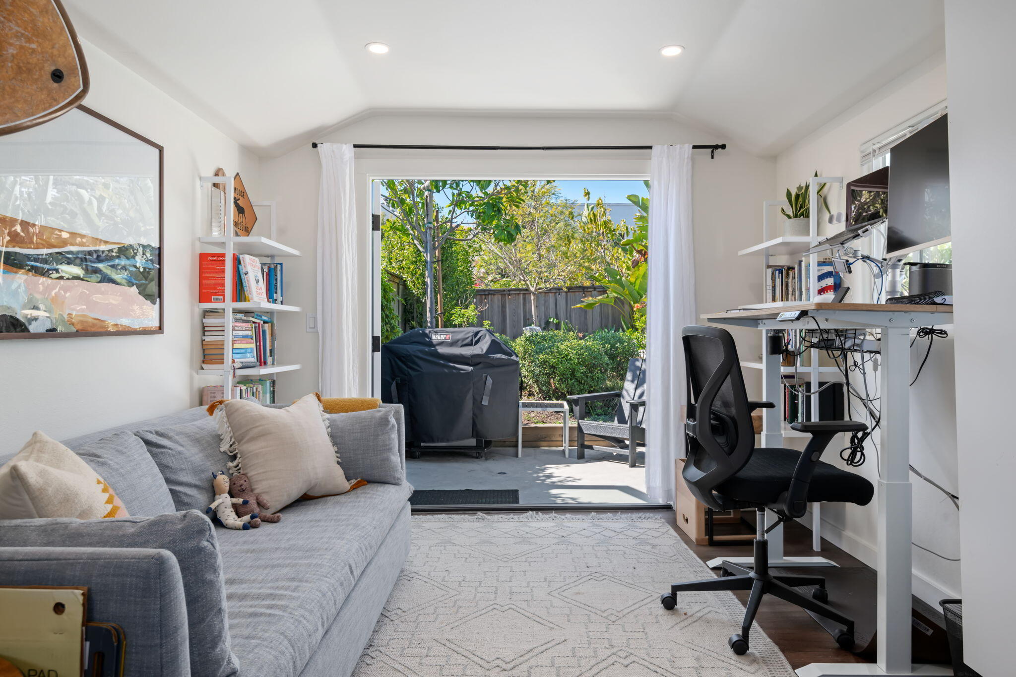 Santa Barbara, California 93103, United States, 2 Bedrooms Bedrooms, ,1 BathroomBathrooms,Residential,Pending,94230