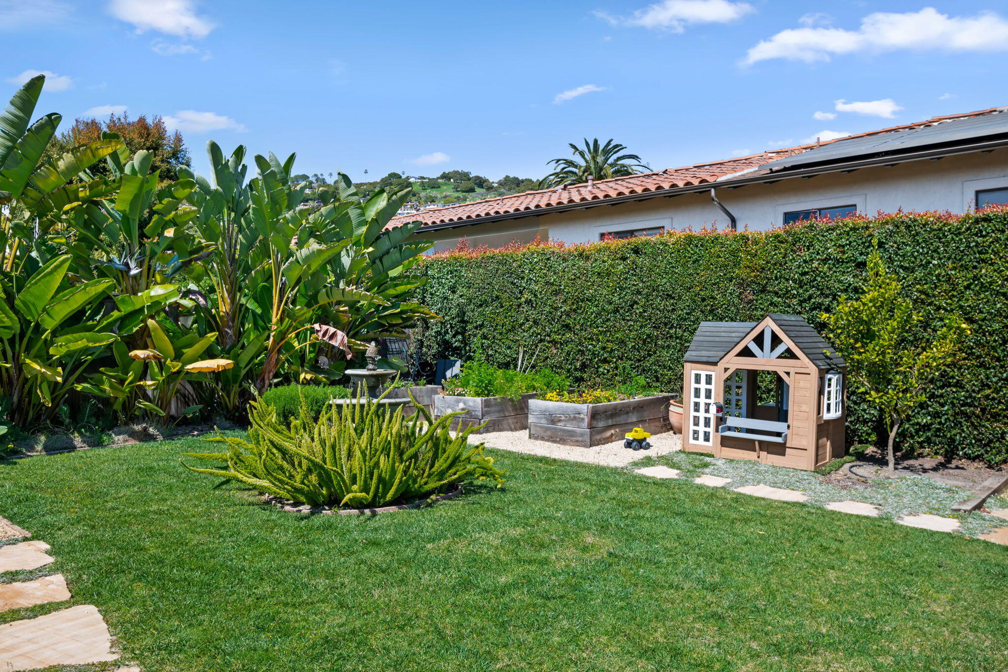 Santa Barbara, California 93103, United States, 2 Bedrooms Bedrooms, ,1 BathroomBathrooms,Residential,Pending,94230