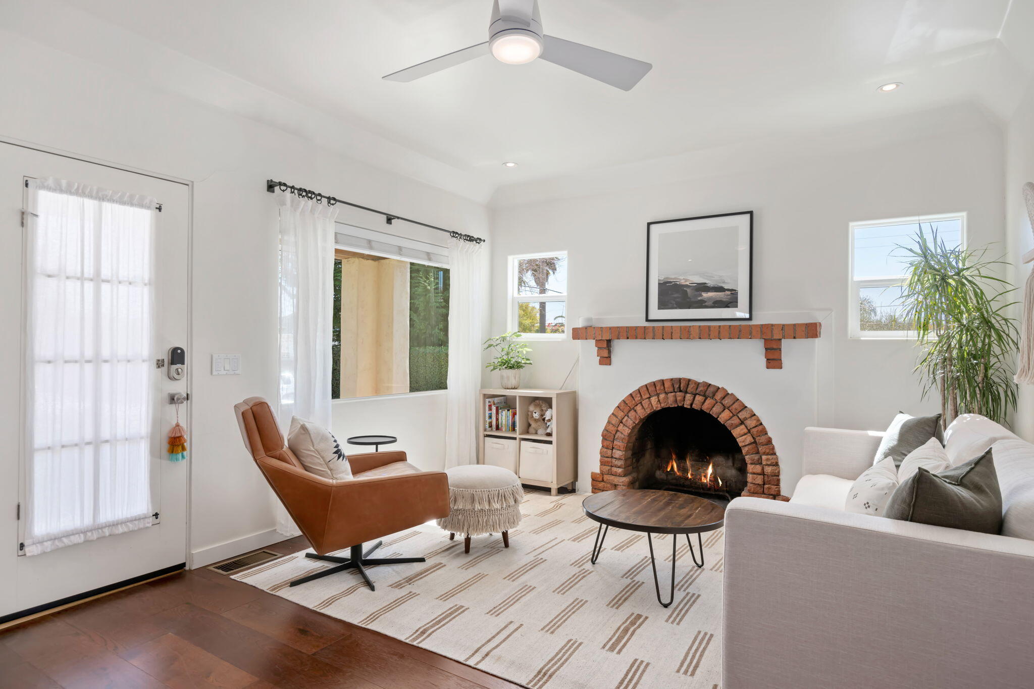 Santa Barbara, California 93103, United States, 2 Bedrooms Bedrooms, ,1 BathroomBathrooms,Residential,Pending,94230