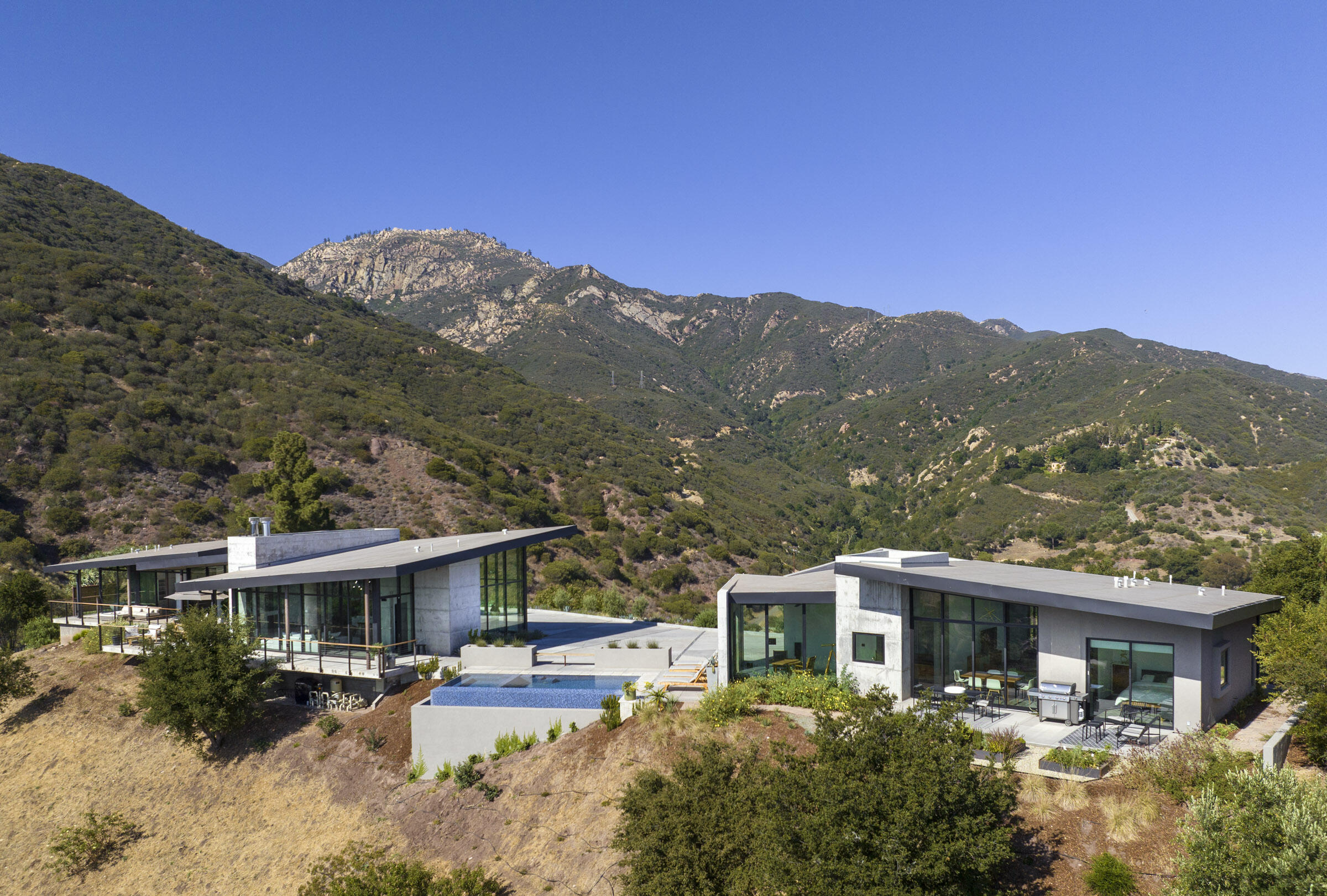 Santa Barbara, California 93105, United States, 4 Bedrooms Bedrooms, ,5 BathroomsBathrooms,Residential,Active,216507