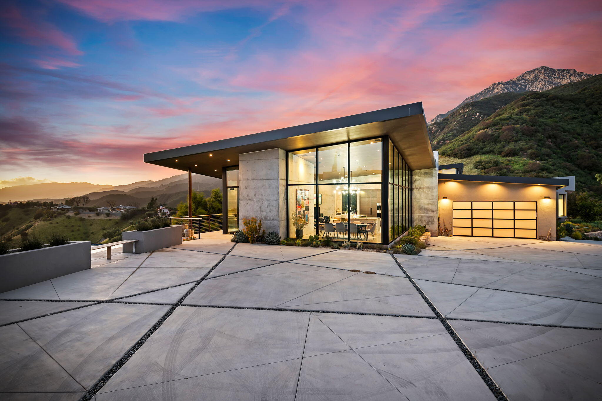 Santa Barbara, California 93105, United States, 4 Bedrooms Bedrooms, ,5 BathroomsBathrooms,Residential,Active,216507