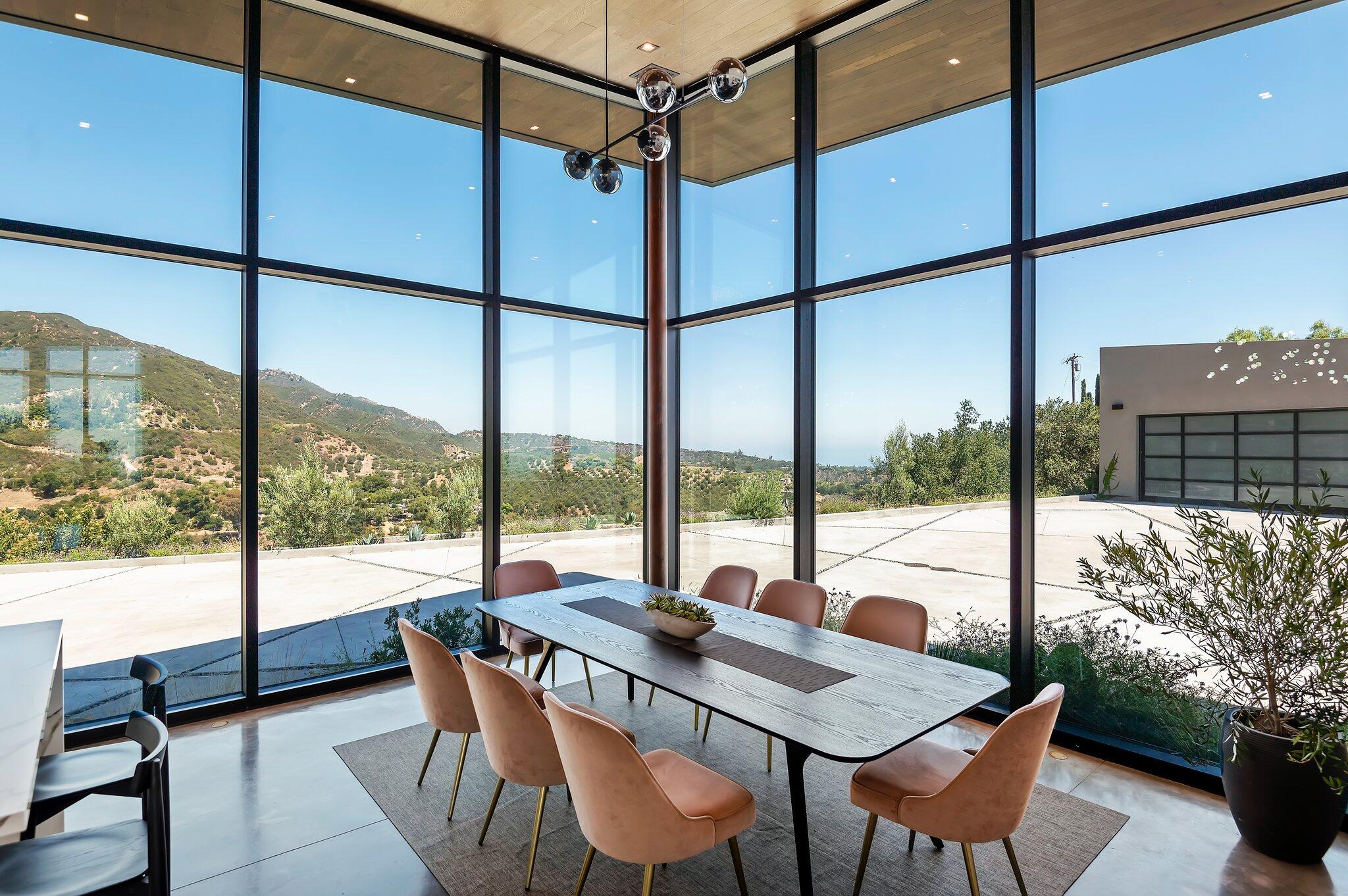 Santa Barbara, California 93105, United States, 4 Bedrooms Bedrooms, ,5 BathroomsBathrooms,Residential,Active,216507