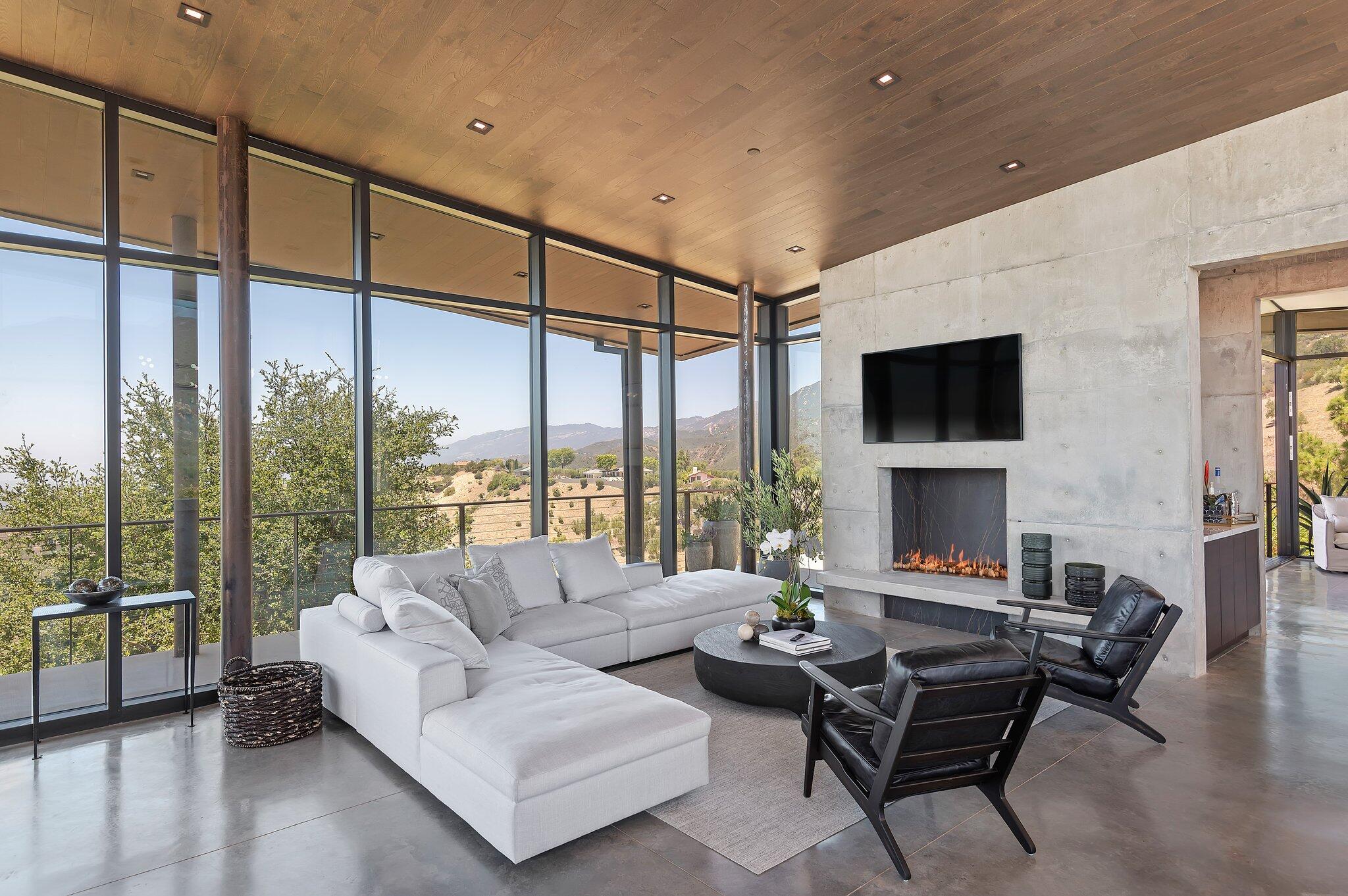 Santa Barbara, California 93105, United States, 4 Bedrooms Bedrooms, ,5 BathroomsBathrooms,Residential,Active,216507