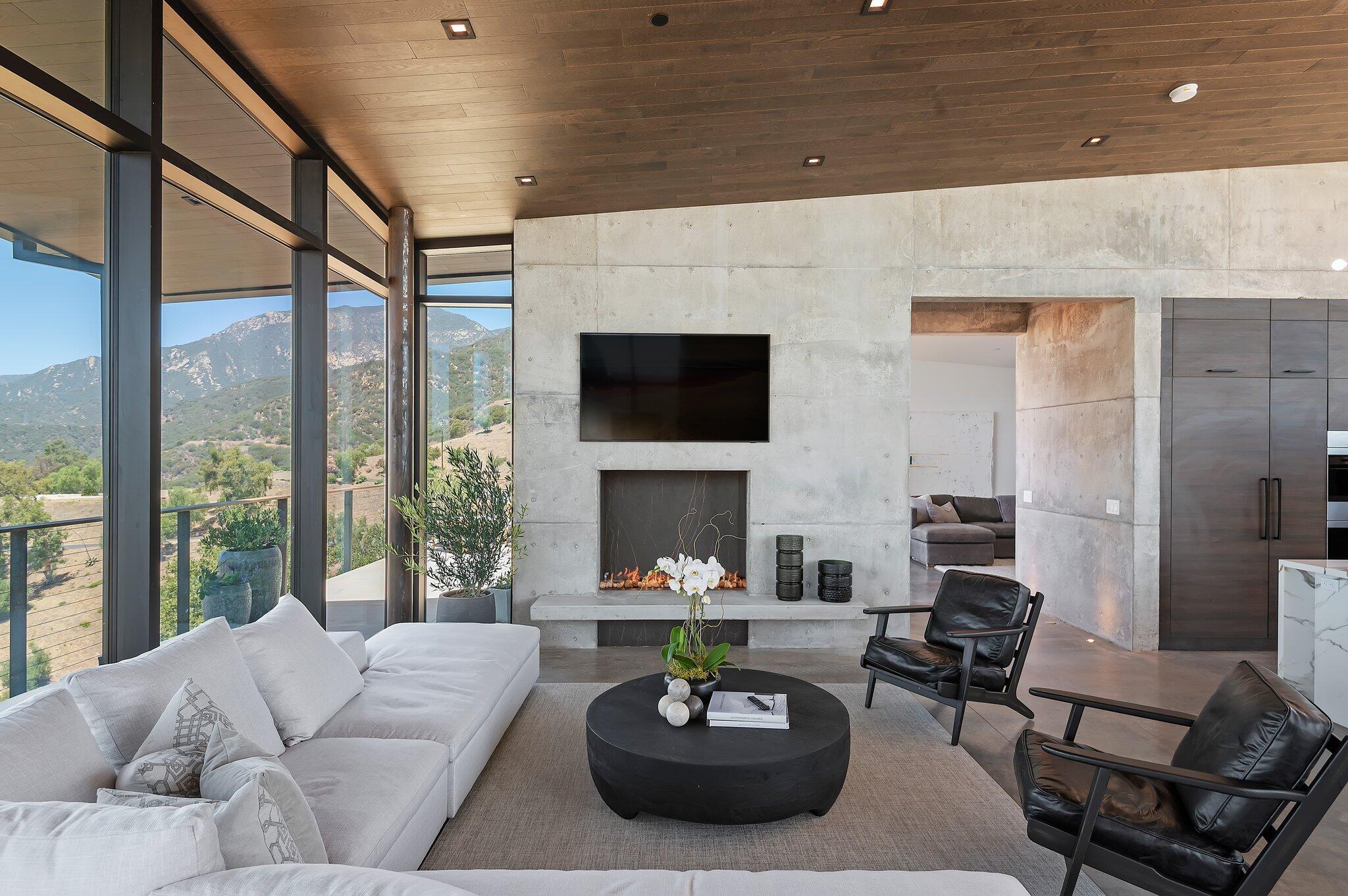 Santa Barbara, California 93105, United States, 4 Bedrooms Bedrooms, ,5 BathroomsBathrooms,Residential,Active,216507